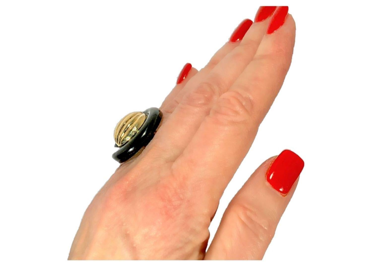 Round Onyx Ring with Fluted Gold Dome Center For Sale 4