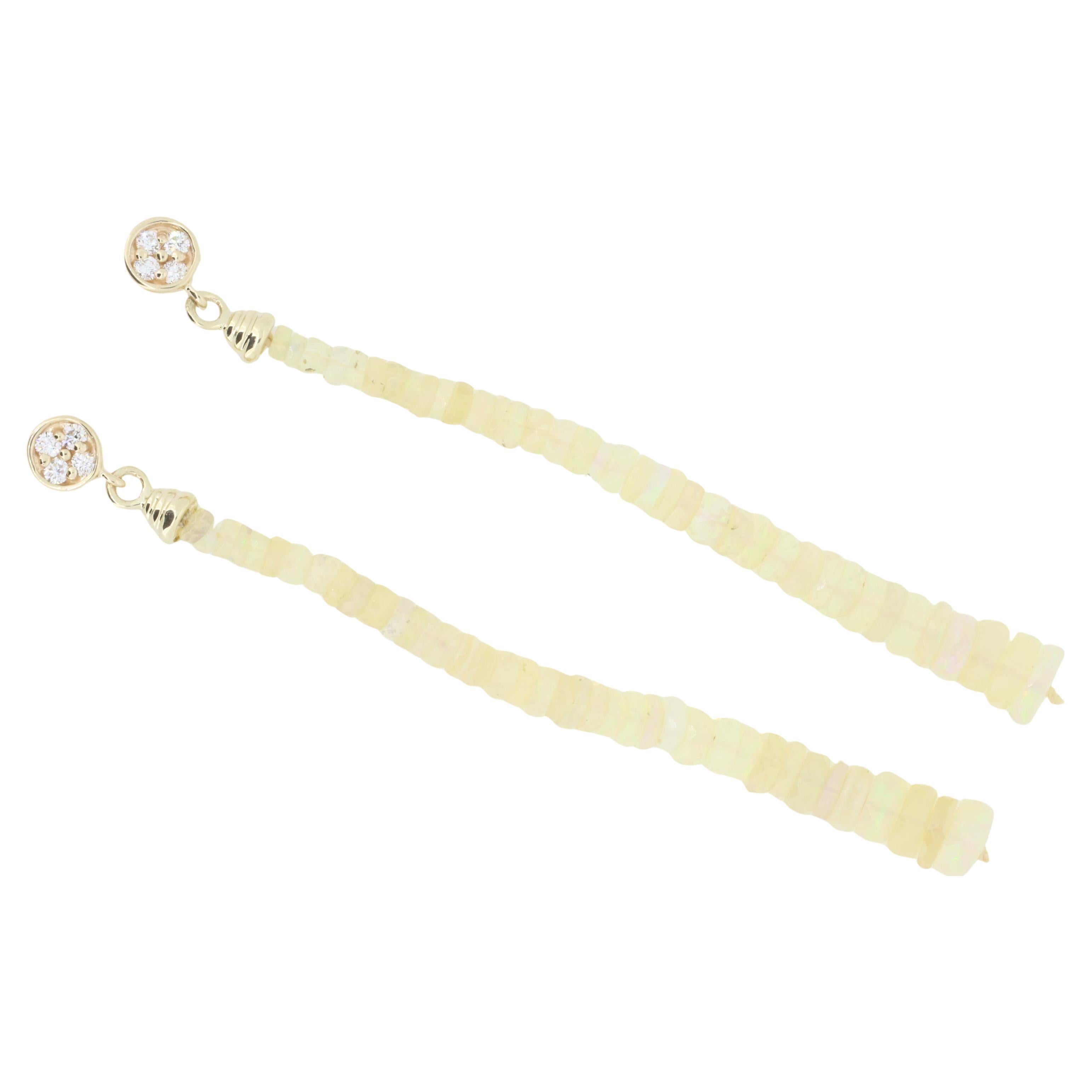 Orecchini a goccia con opale tondo in oro 14K e diamanti In condizioni Nuovo in vendita a GREAT NECK, NY