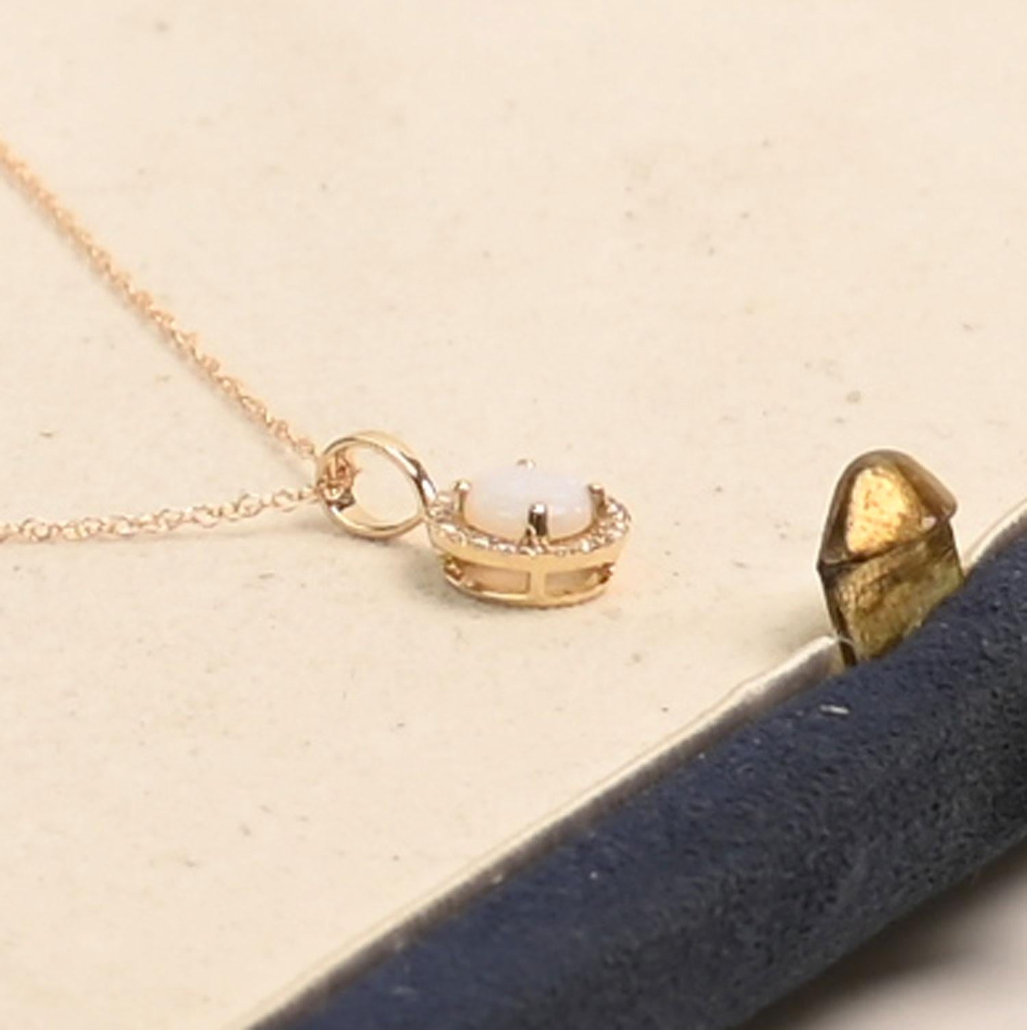 Runder Opal mit Diamant-Halo-Anhänger Halskette (ca. 0,30 Karat) 14K Gelb Go (Art déco) im Angebot