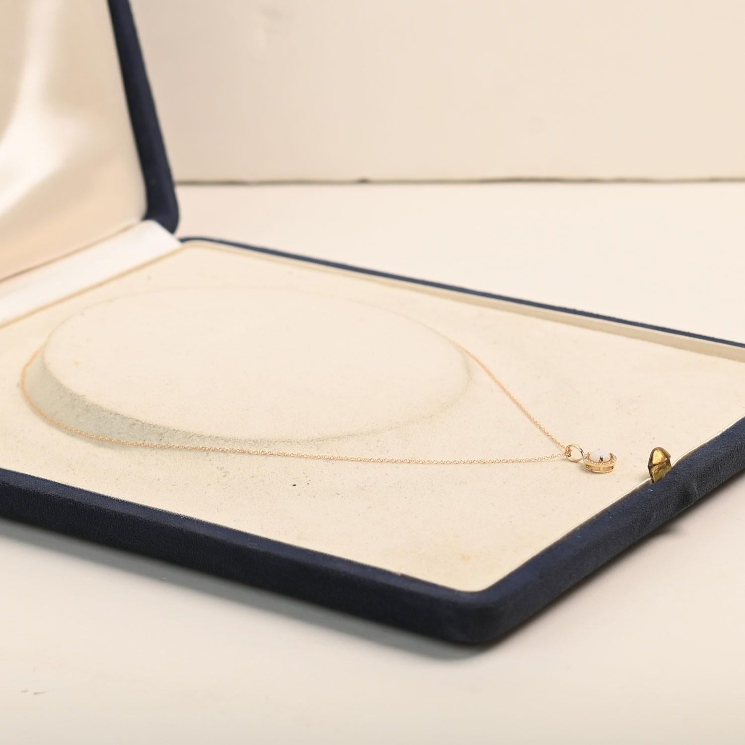 Runder Opal mit Diamant-Halo-Anhänger Halskette (ca. 0,30 Karat) 14K Gelb Go (Rundschliff) im Angebot