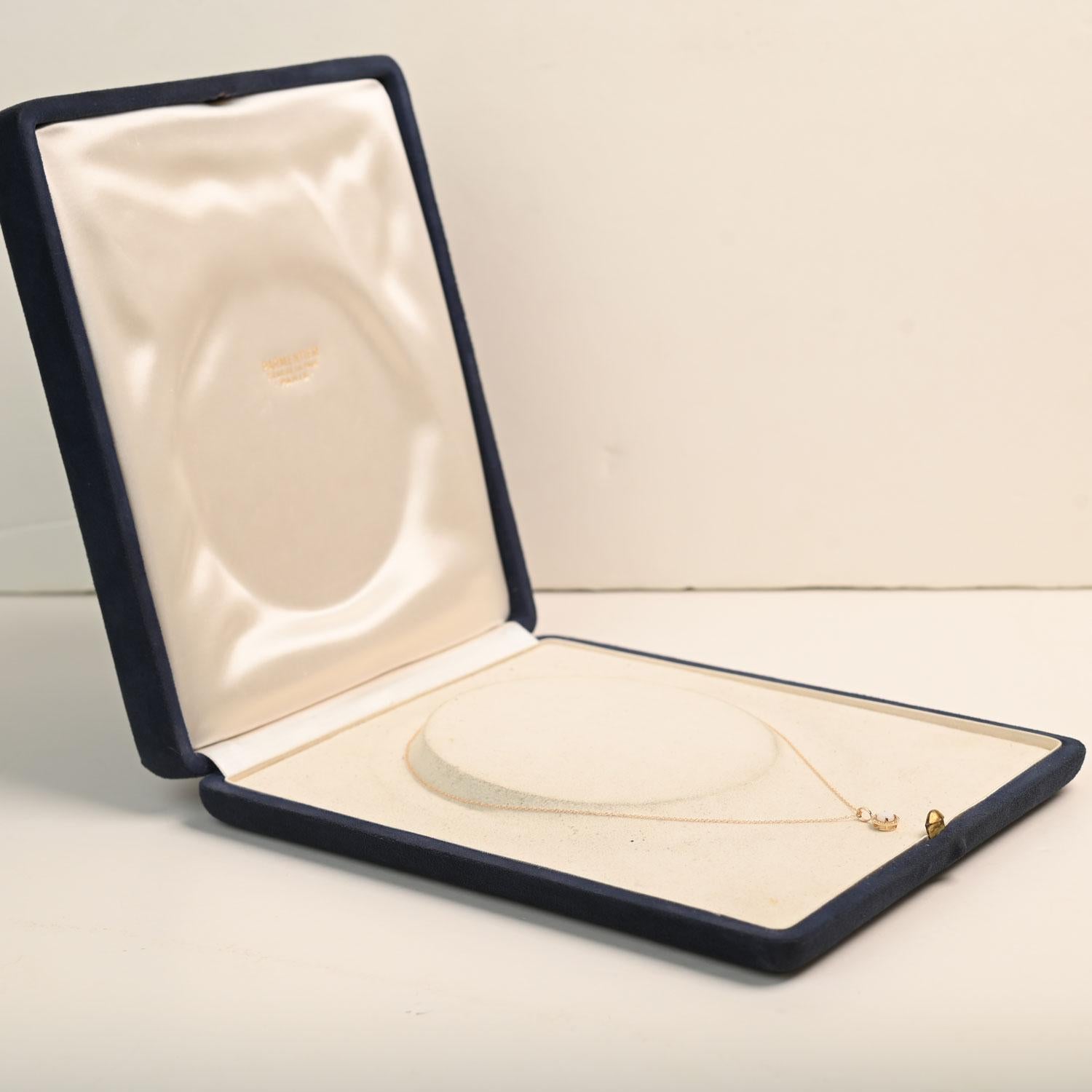 Runder Opal mit Diamant-Halo-Anhänger Halskette (ca. 0,30 Karat) 14K Gelb Go im Zustand „Hervorragend“ im Angebot in New York, NY