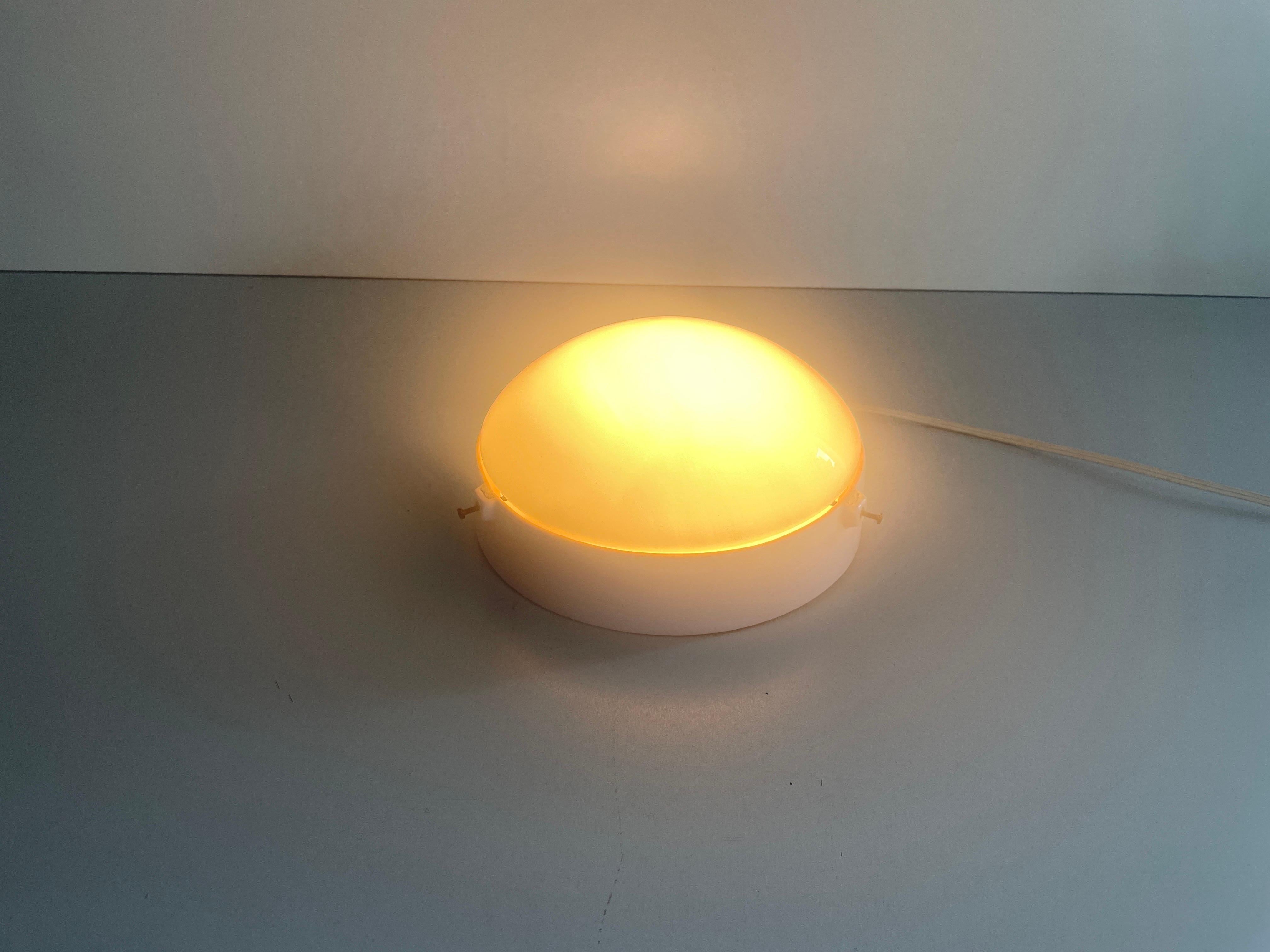 Lampada da incasso rotonda in vetro opalino e porcellana rosa, anni '50, Italia in vendita 4