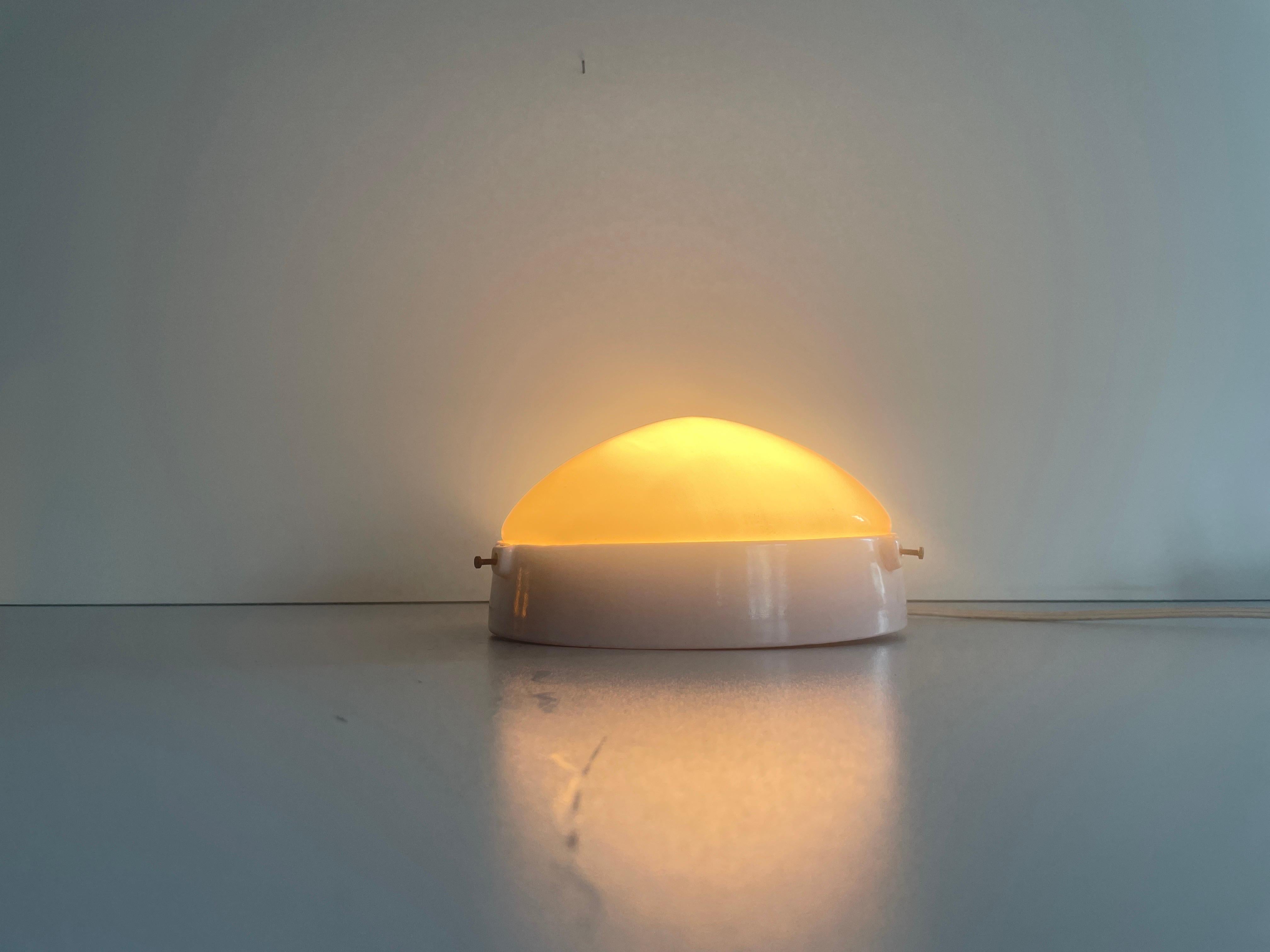 Lampada da incasso rotonda in vetro opalino e porcellana rosa, anni '50, Italia in vendita 7