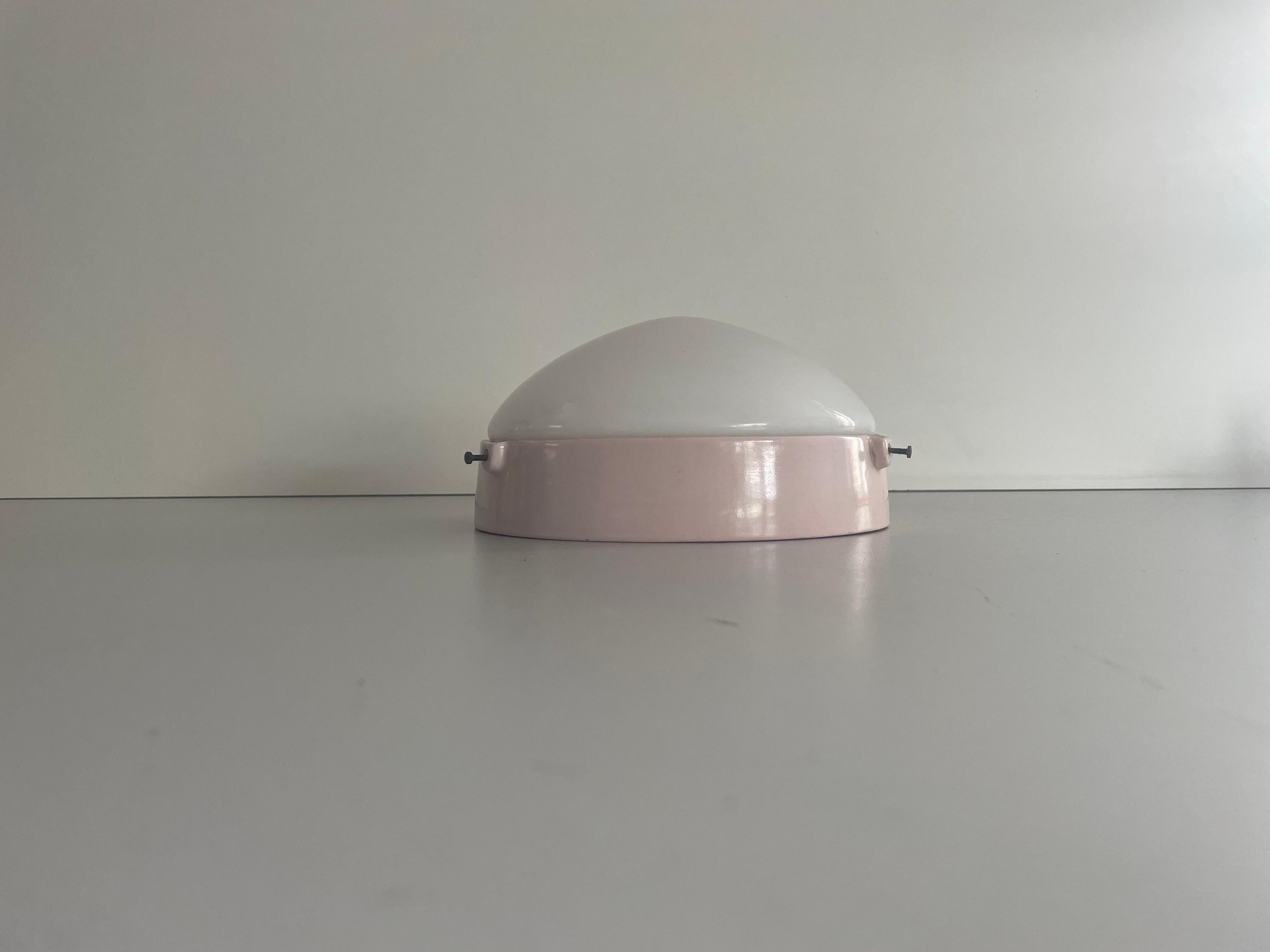 Lampada da bagno singola rotonda in vetro opalino e porcellana rosa, anni '50, Italia

Il paralume è in ottime condizioni vintage.

Questa lampada funziona con 2x lampadine E27. 
Cablato e adatto all'uso con 220V e 110V per tutti i