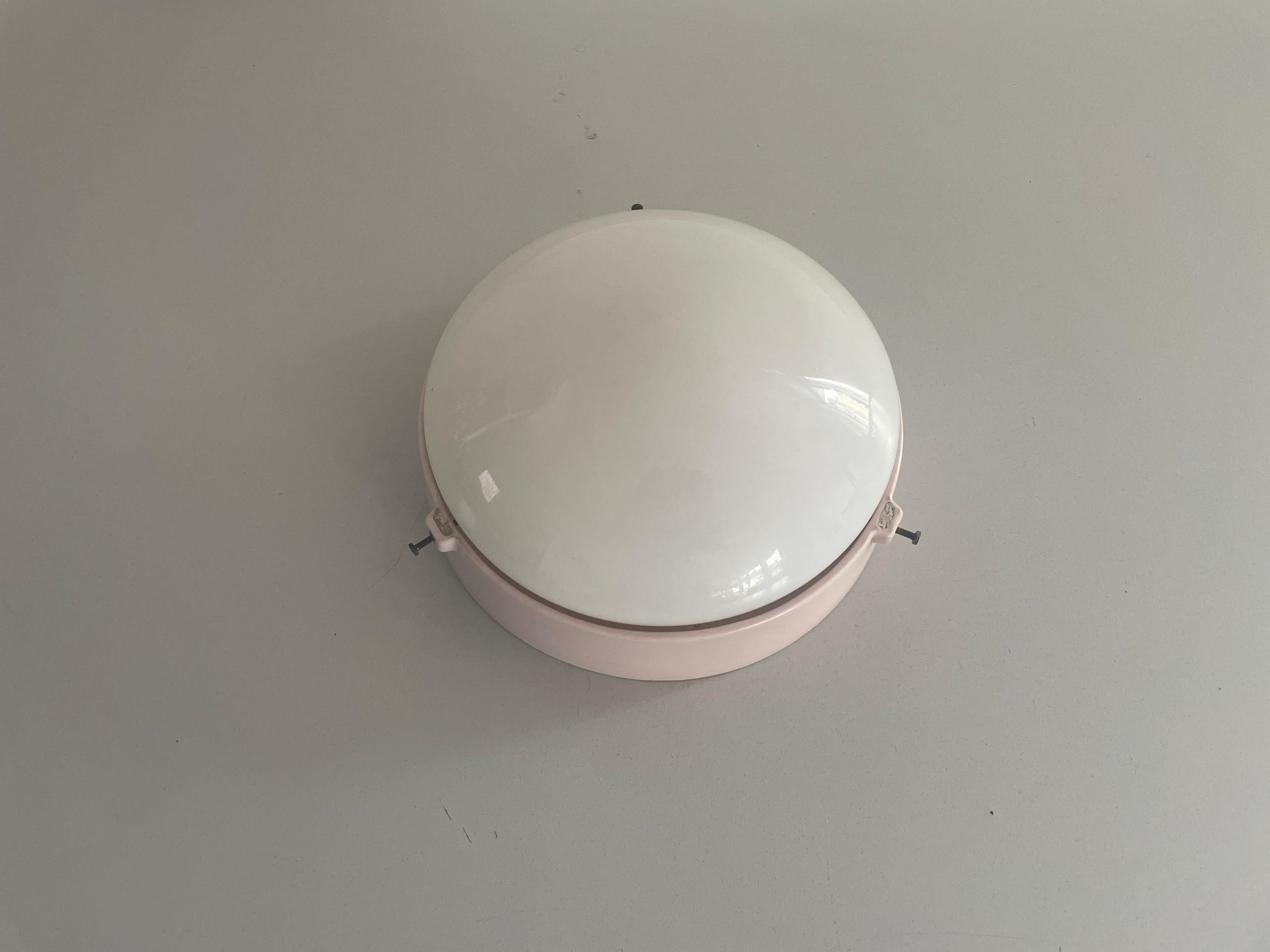 Mid-Century moderno Lampada da incasso rotonda in vetro opalino e porcellana rosa, anni '50, Italia in vendita