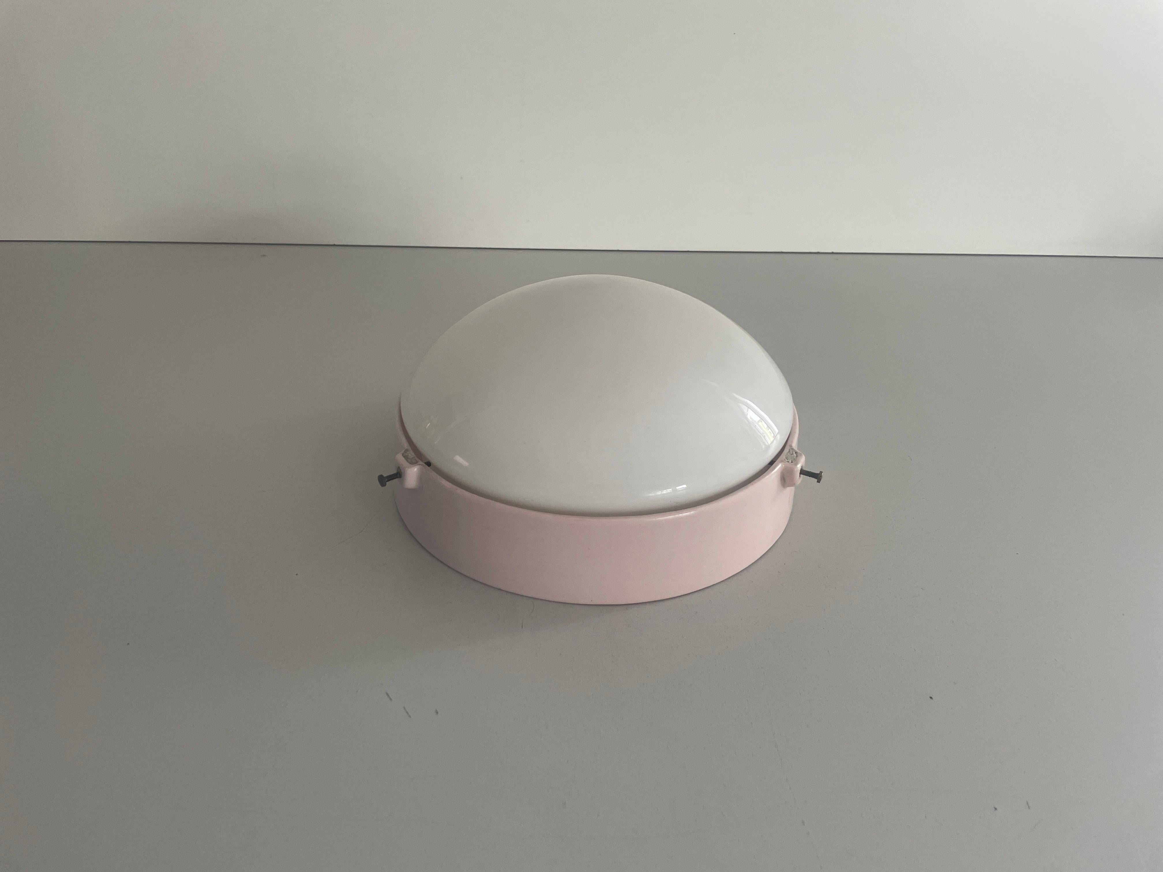 Italiano Lampada da incasso rotonda in vetro opalino e porcellana rosa, anni '50, Italia in vendita