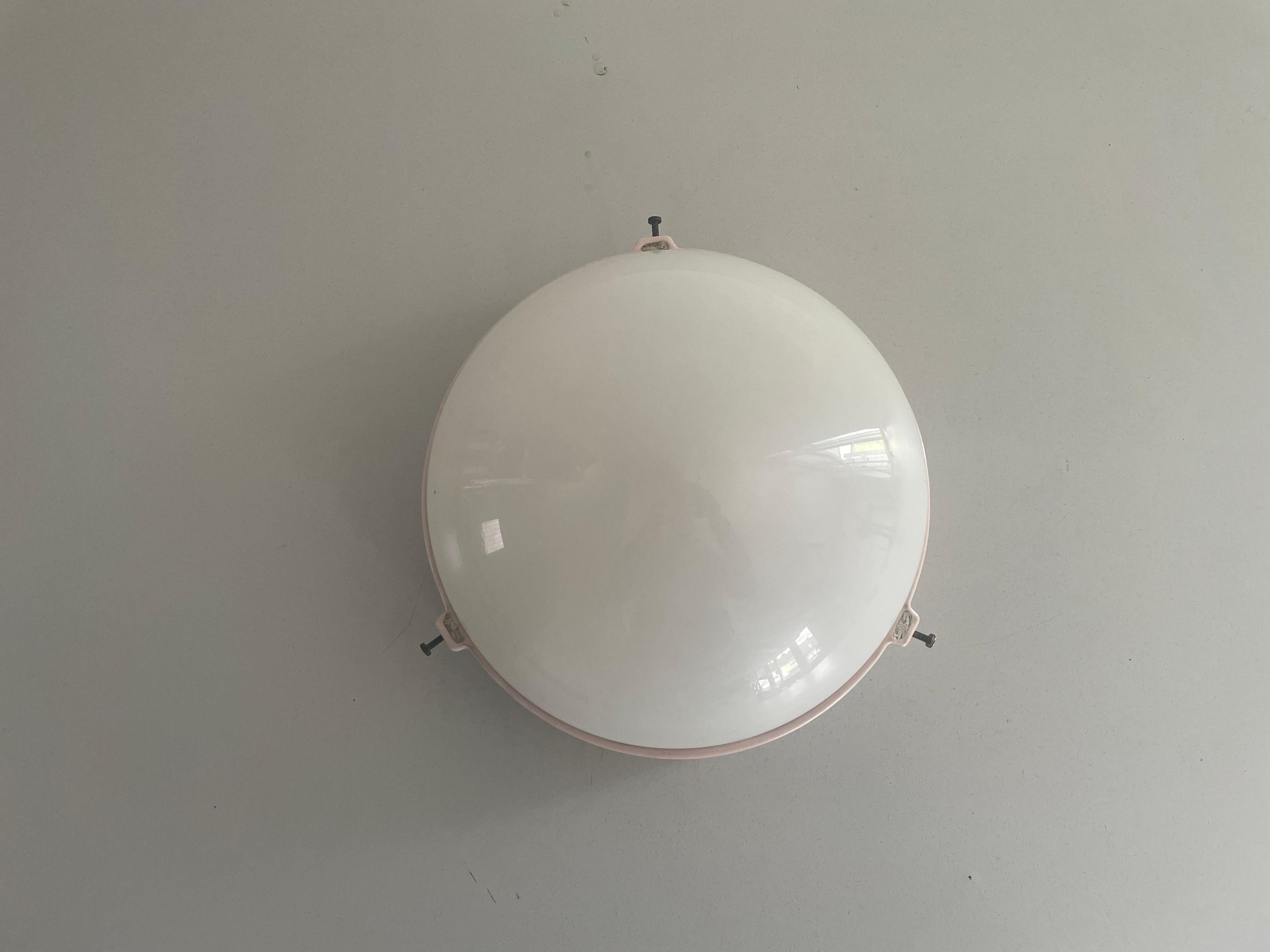 Lampada da incasso rotonda in vetro opalino e porcellana rosa, anni '50, Italia In condizioni ottime in vendita a Hagenbach, DE