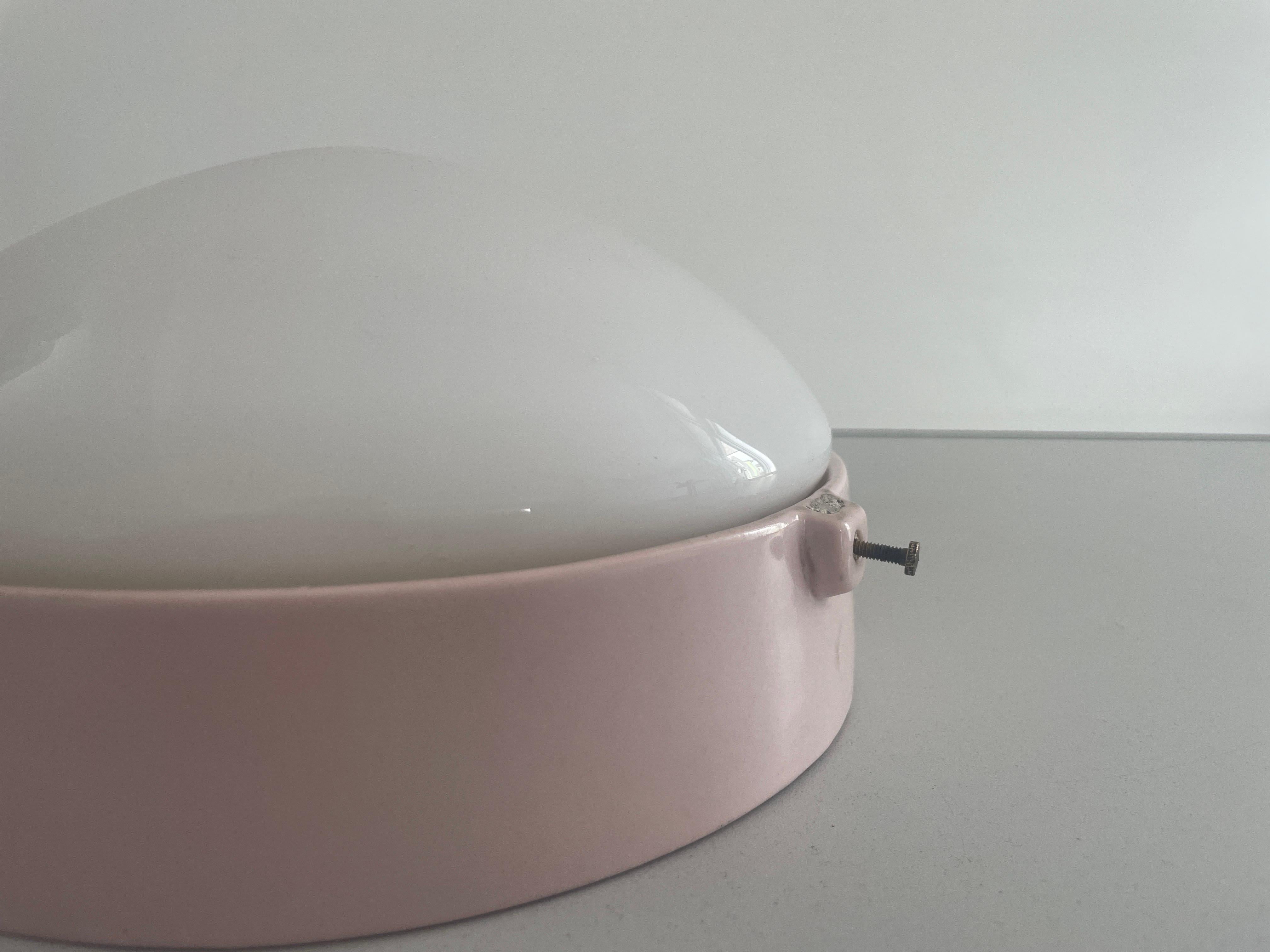 Porcellana Lampada da incasso rotonda in vetro opalino e porcellana rosa, anni '50, Italia in vendita