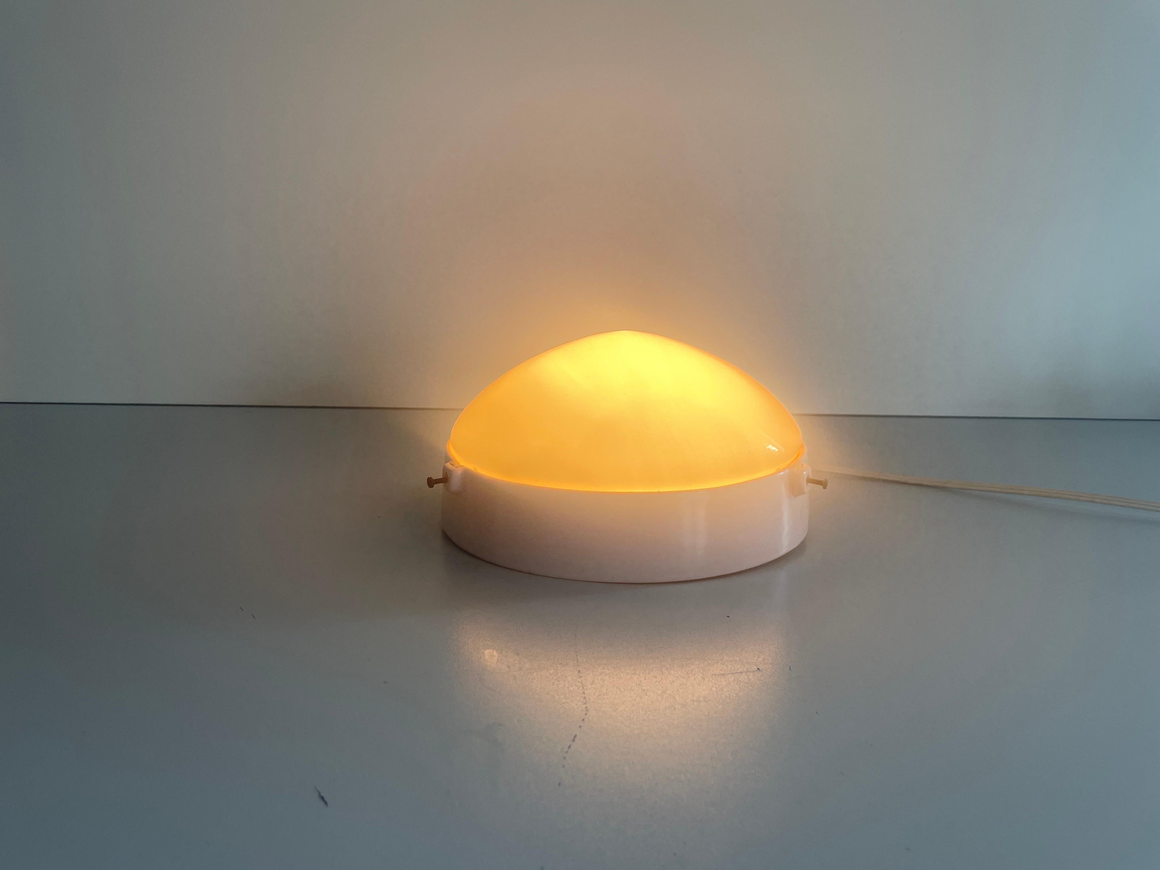 Lampada da incasso rotonda in vetro opalino e porcellana rosa, anni '50, Italia in vendita 2