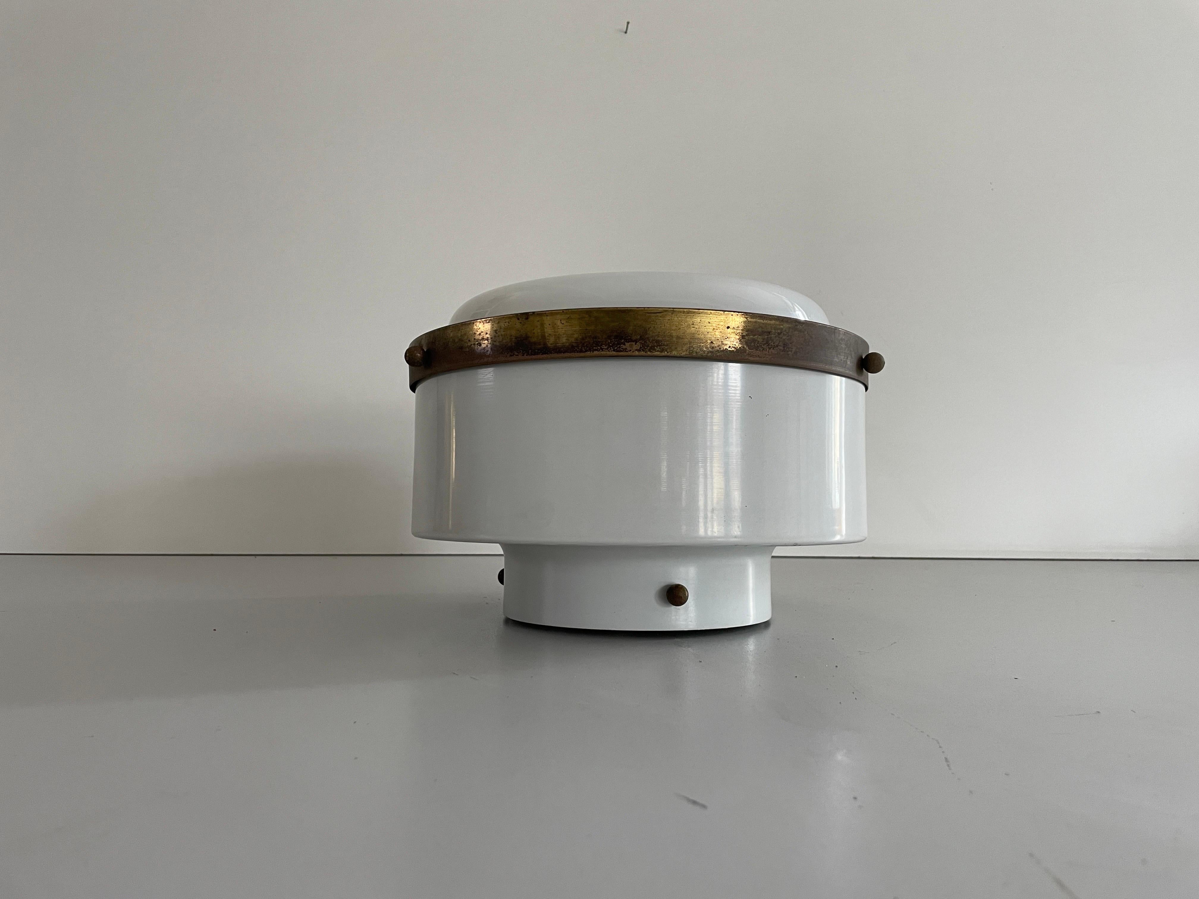 Empotrable redondo de cristal opalino de Minilumi Design, años 60, Italia

La pantalla está en muy buen estado vintage.
2 disponibles

Esta lámpara funciona con  Bombillas E27. 
Con cable y apto para su uso con 220 V y 110 V para todos los