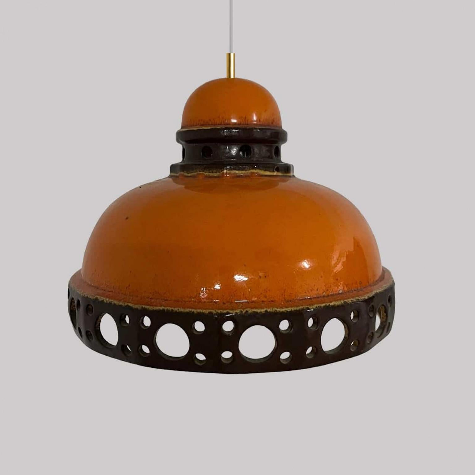 Élégantes lampes suspendues en céramique fabriquées en Allemagne de l'Ouest dans les années 1970. Les lampes sont fabriquées en céramique émaillée orange et marron et émaillées dans le style 