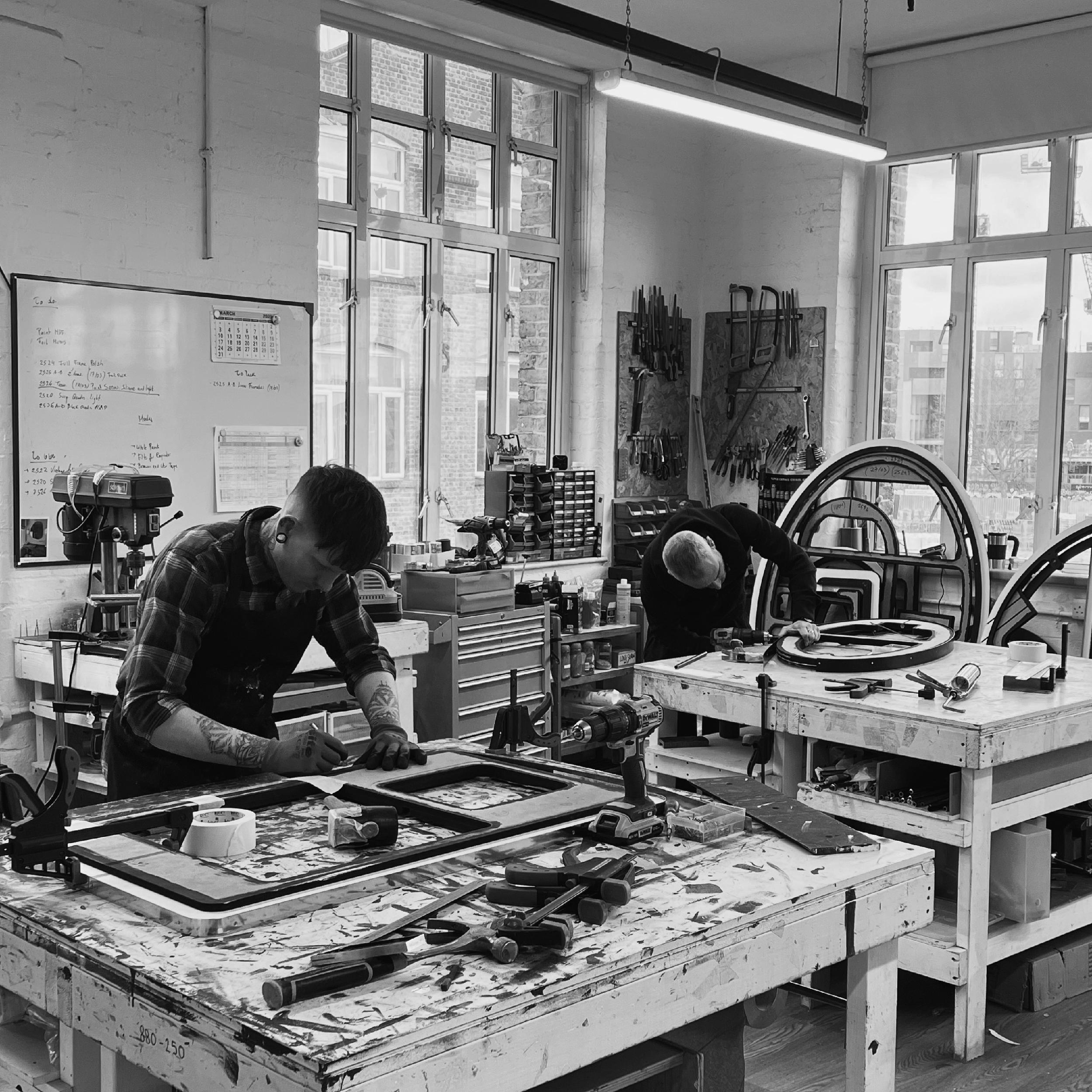 Miroir rond suspendu au plafond Orbis avec cadre en acier inoxydable fabriqué à la main en vente 3