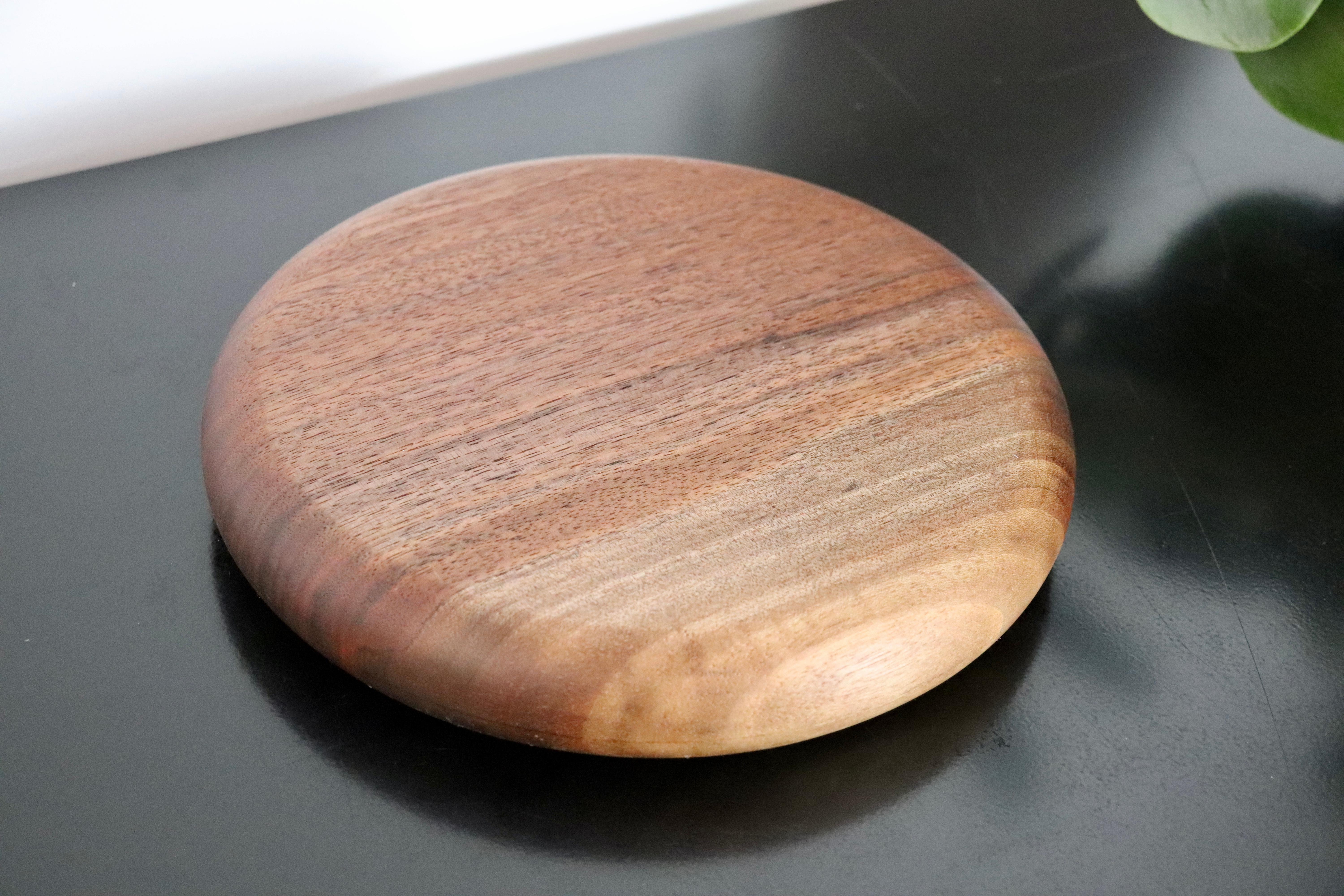 round black chopping board