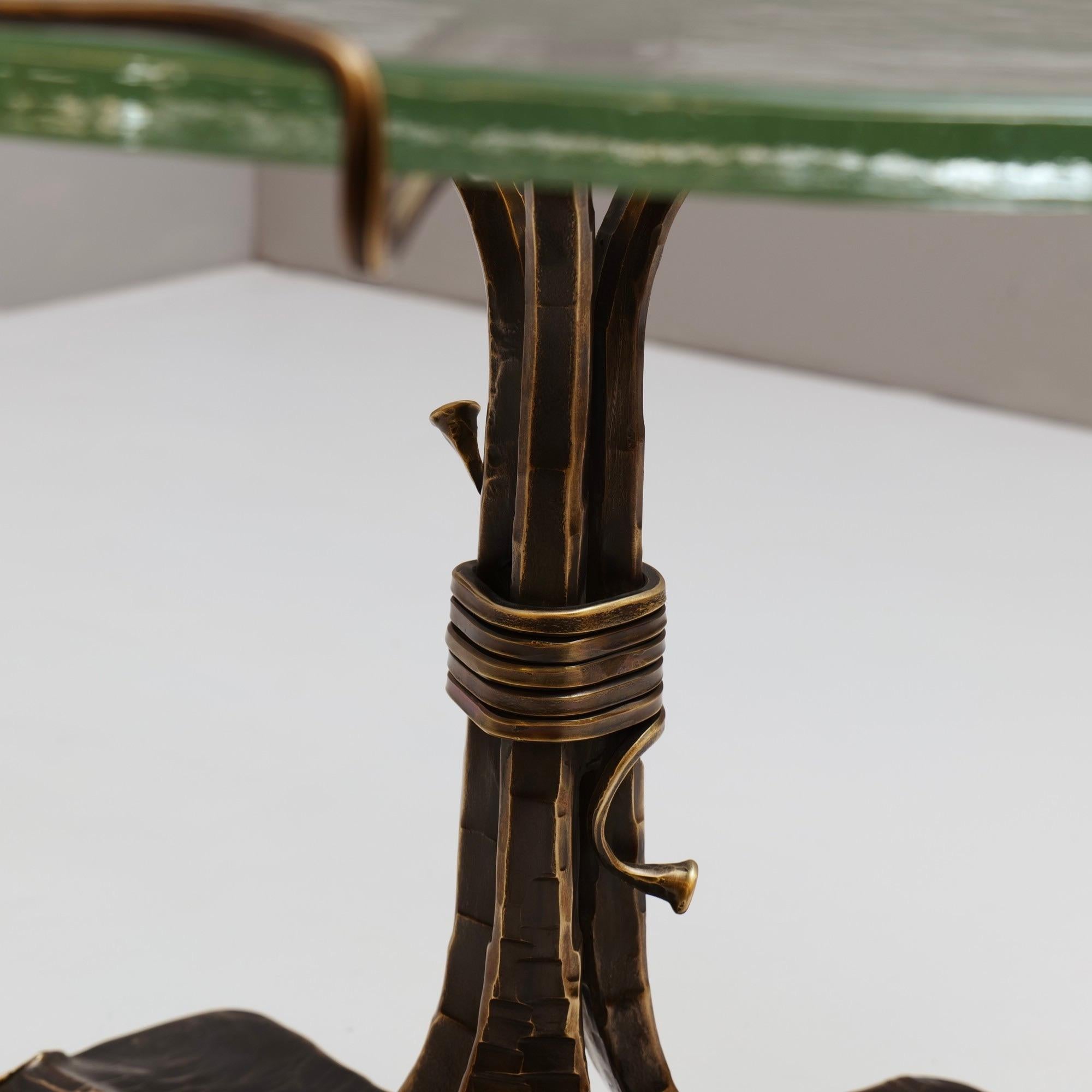Moulage Table ronde en bronze et verre forgé organique attribuée à Lothar Klute en vente