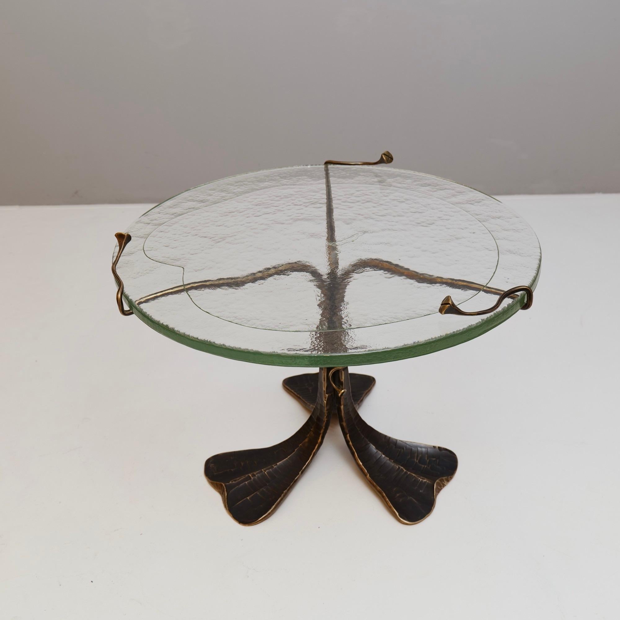 Bronze Table ronde en bronze et verre forgé organique attribuée à Lothar Klute en vente