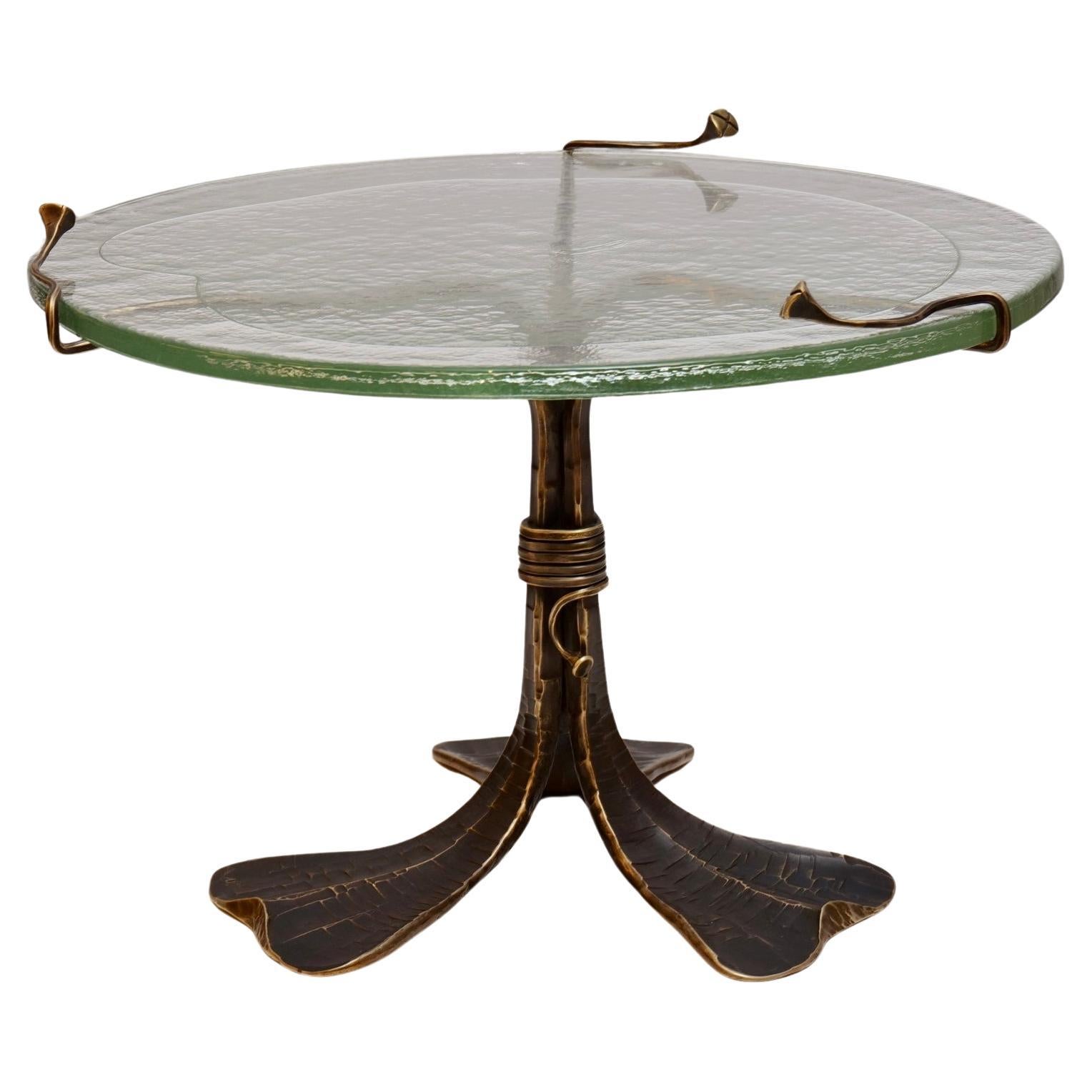 Table ronde en bronze et verre forgé organique attribuée à Lothar Klute en vente