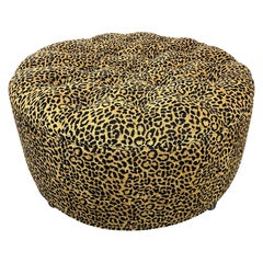 Pouf rotondo, appena rivestito in ciniglia leopardata di design