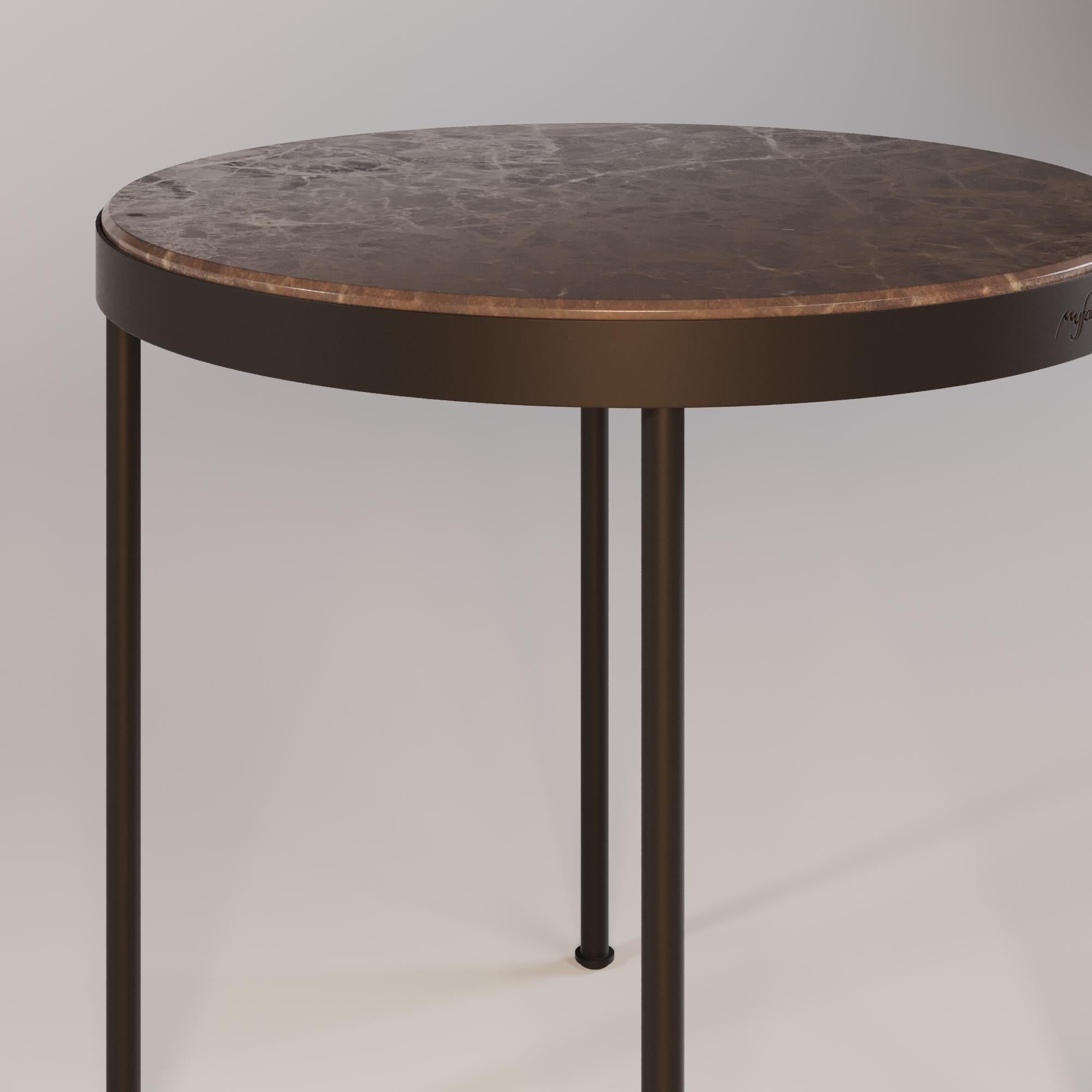Moderne Table de salle à manger ronde de patio avec base en acier inoxydable laqué en vente