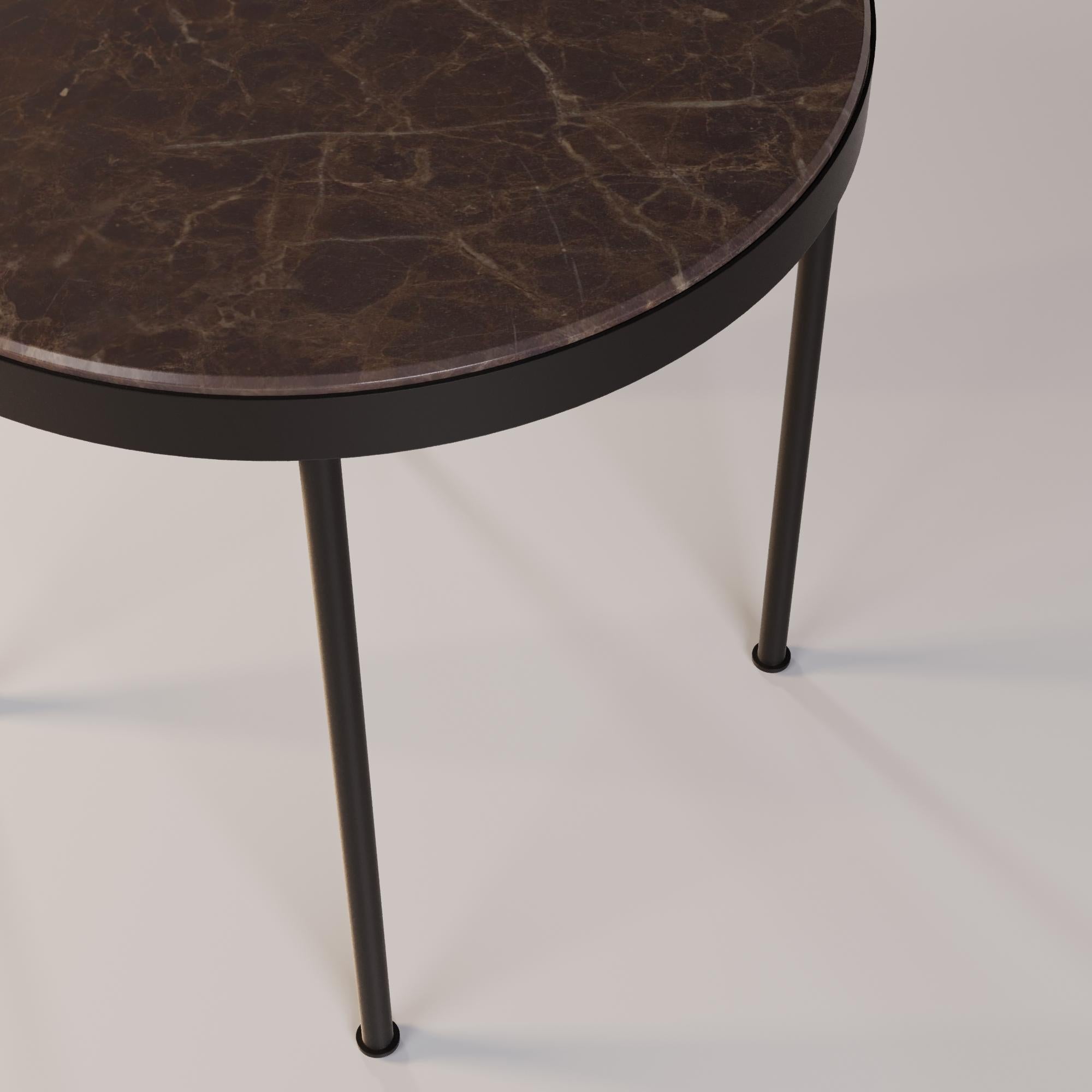 Portugais Table de salle à manger ronde de patio avec base en acier inoxydable laqué en vente