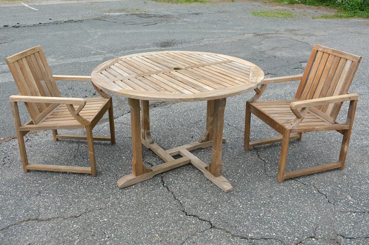Round Outdoor Patio Teak Wood Dining Table In Good Condition In Sheffield, MA
