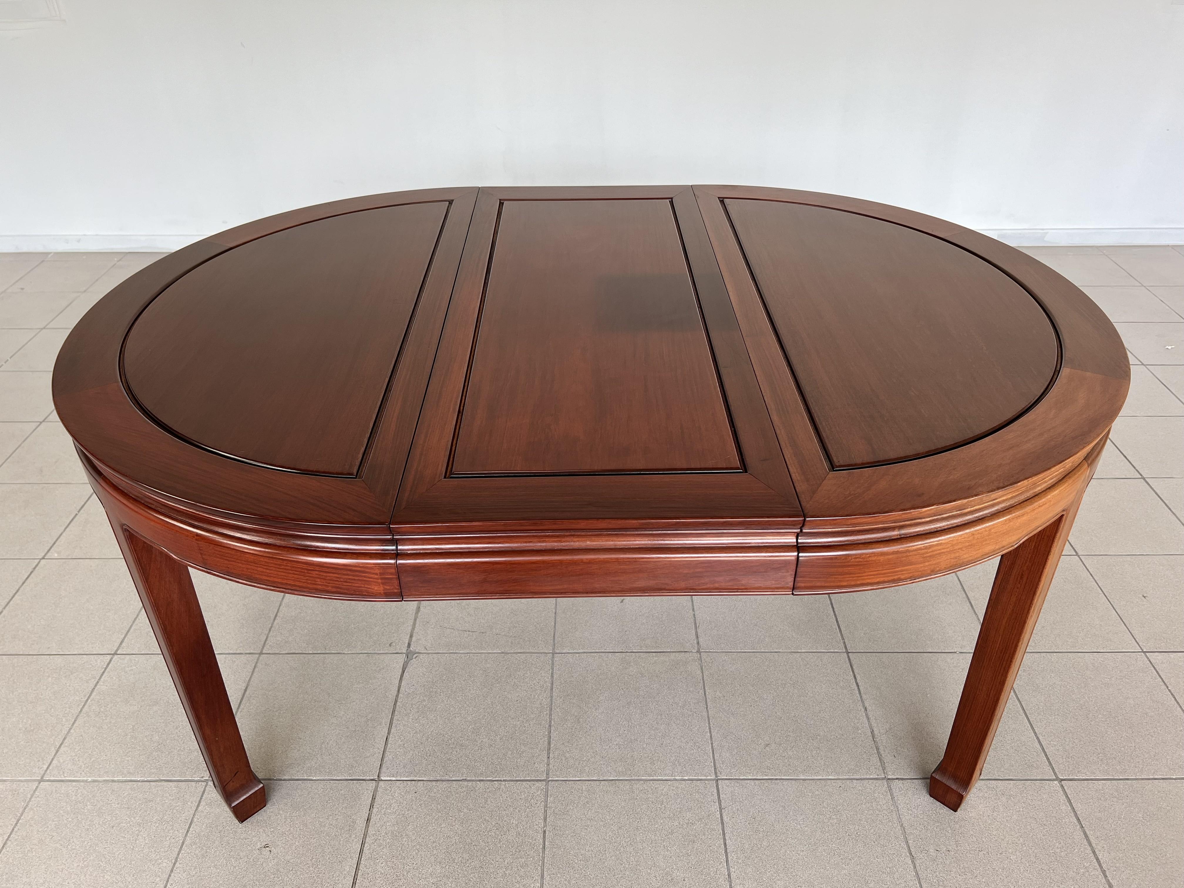 20ième siècle Table de salle à manger ronde/ovale extensible en bois de rose de style chinois Ming en vente