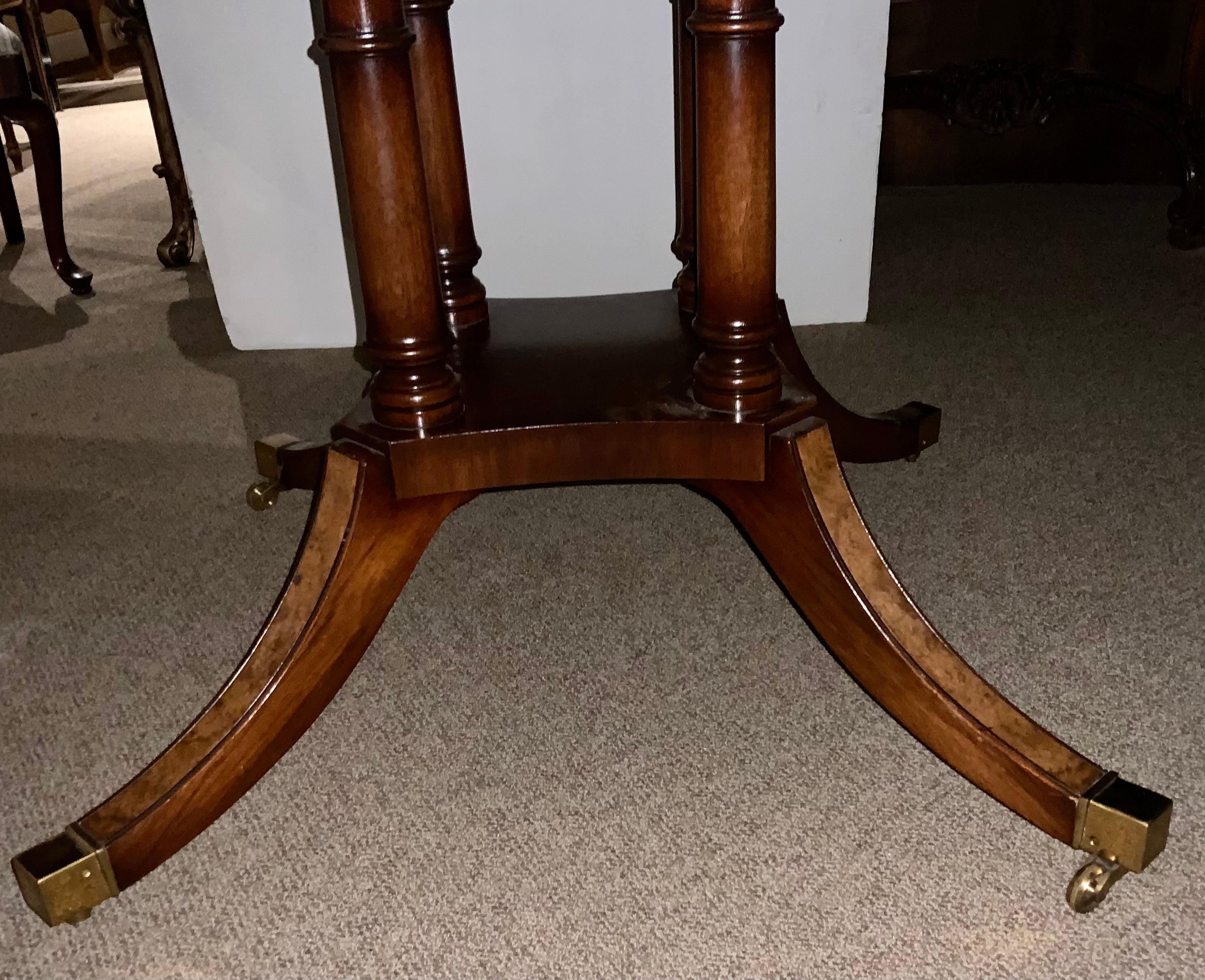 Round/ Oval  Gerorge III-Style dining table dark walnut  In Excellent Condition In Houston, TX