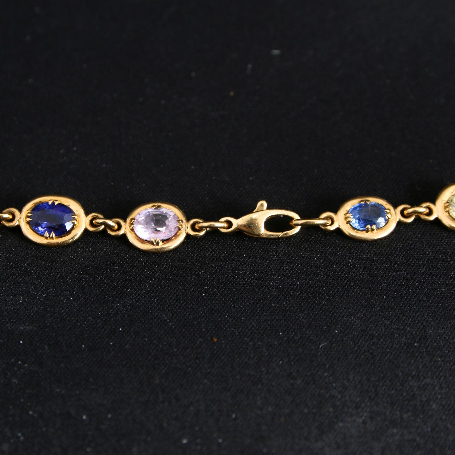 Round & Oval Shaped Sapphire 18K Yellow Gold Necklace In Excellent Condition For Sale In Dallas, TX