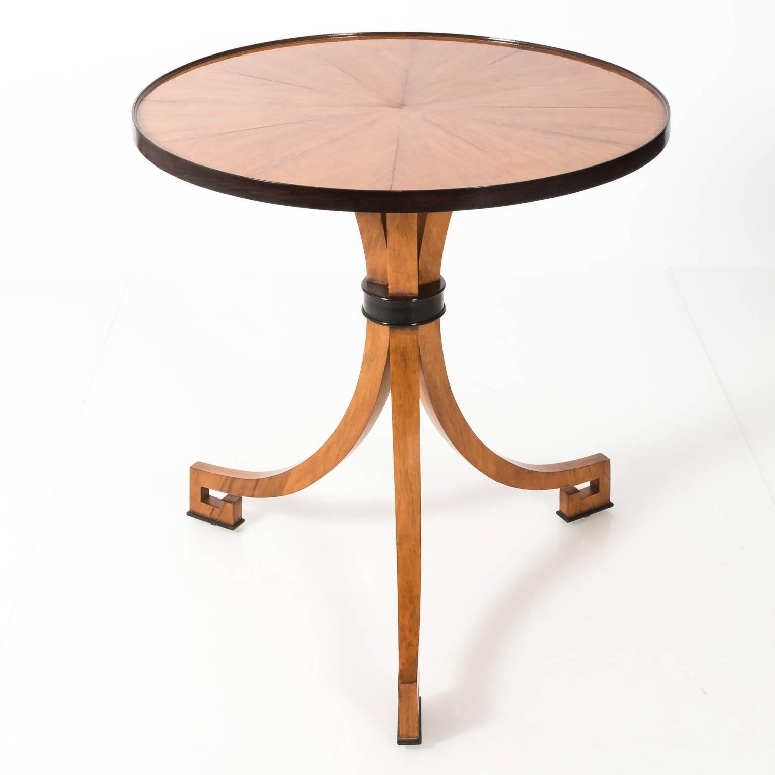 Neoclassical Round Oysterly Side Table