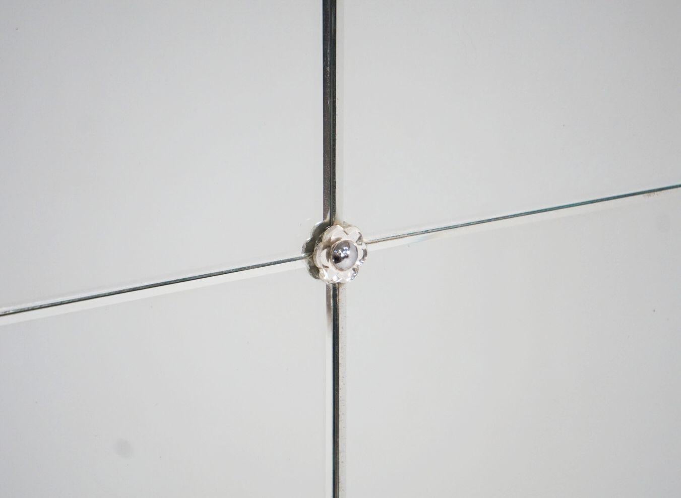 Runder getäfelter Spiegel mit abgeschrägtem Glas aus England (Dia 37 3/4) im Angebot 2