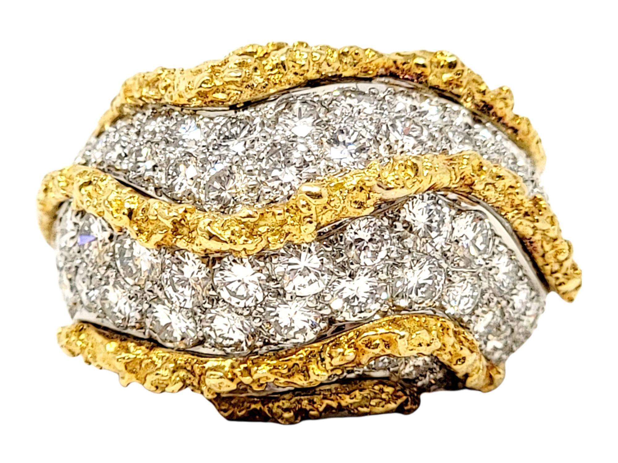 Contemporain Bague dôme en or jaune 18 carats avec diamants ronds pavés en forme de vague épaisse et en relief en vente