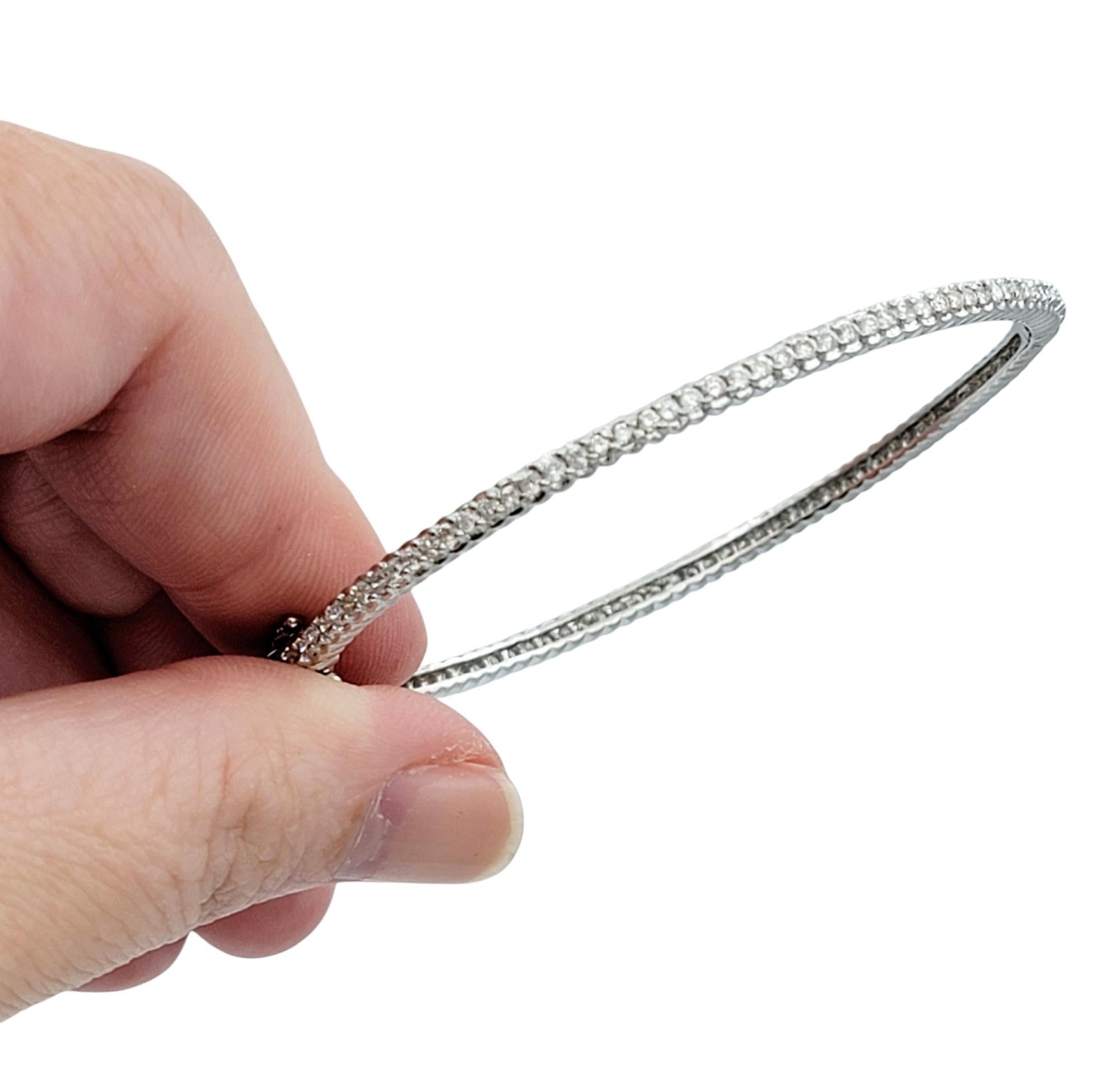 Bracelet à charnière étroite en or blanc 14 carats et pavé de diamants ronds en vente 4