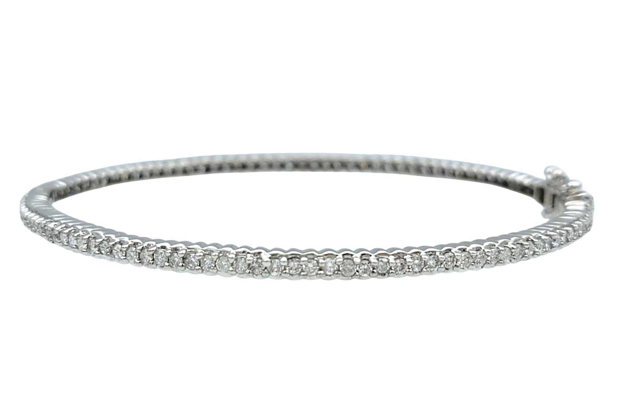 La simplicité raffinée rencontre l'élégance moderne dans ce bracelet à diamants étroit et délicat, méticuleusement réalisé en or blanc 14 carats. Cette fine bande brillante est ornée de diamants délicatement sertis sur toute sa longueur, créant un