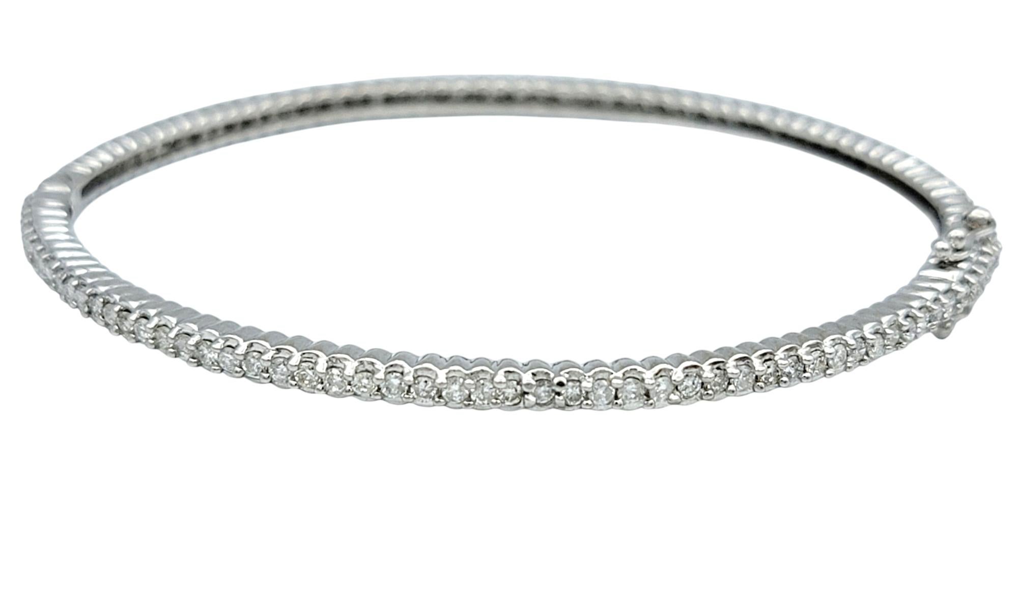 Contemporain Bracelet à charnière étroite en or blanc 14 carats et pavé de diamants ronds en vente