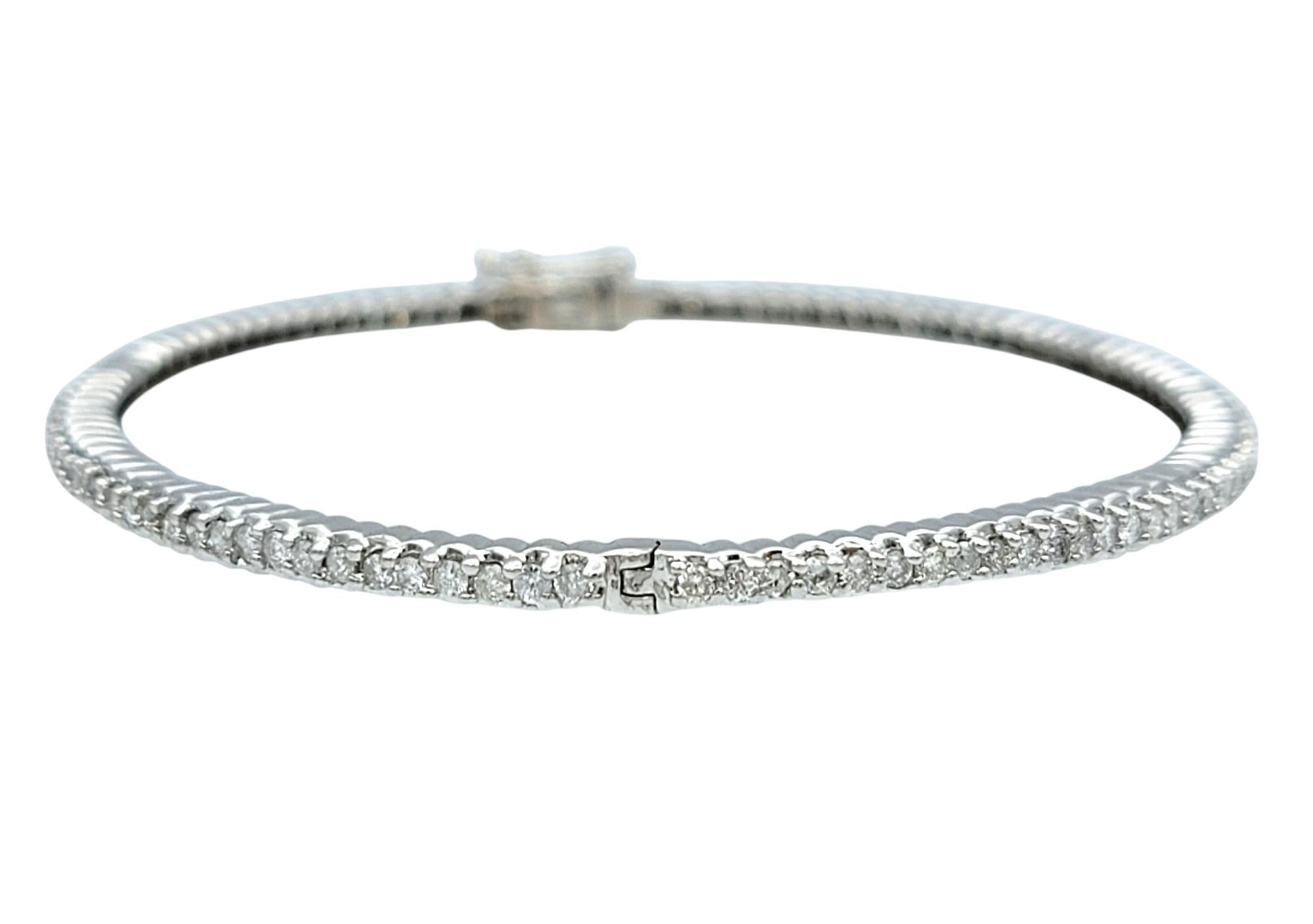 Taille ronde Bracelet à charnière étroite en or blanc 14 carats et pavé de diamants ronds en vente