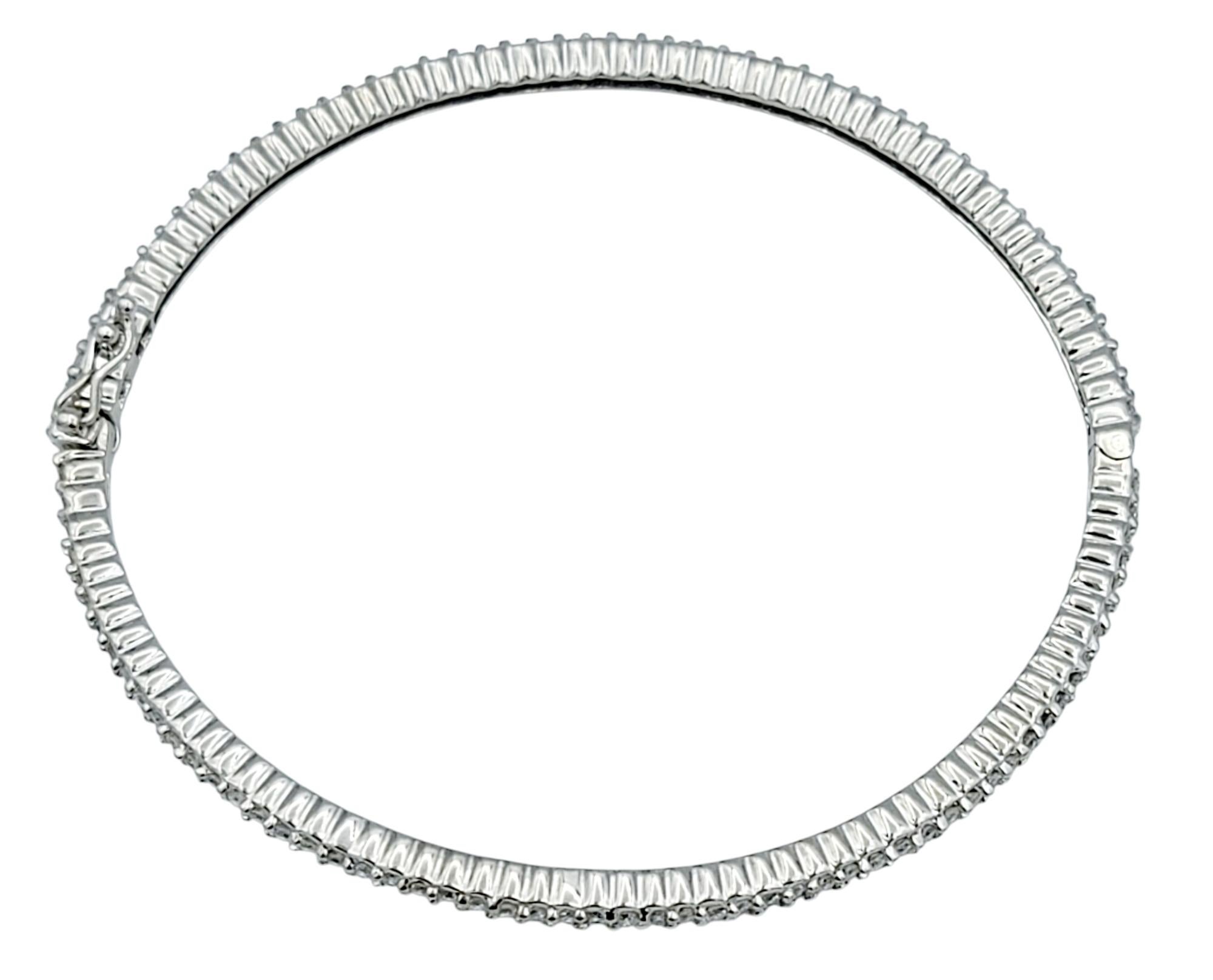 Bracelet à charnière étroite en or blanc 14 carats et pavé de diamants ronds Bon état - En vente à Scottsdale, AZ