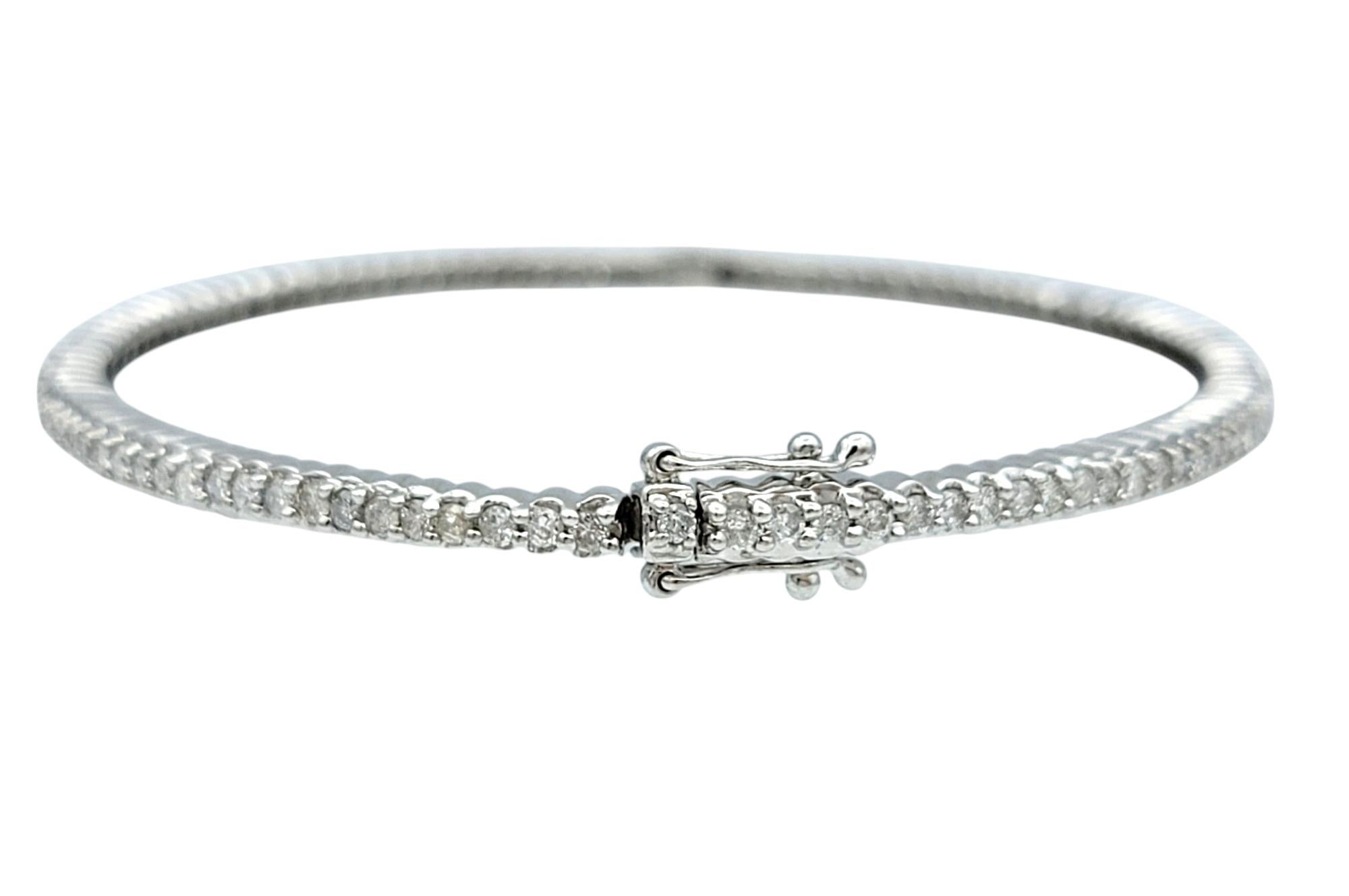 Bracelet à charnière étroite en or blanc 14 carats et pavé de diamants ronds Pour femmes en vente