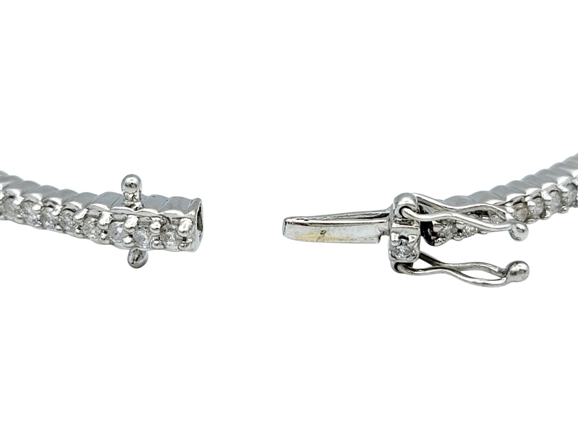 Bracelet à charnière étroite en or blanc 14 carats et pavé de diamants ronds en vente 1