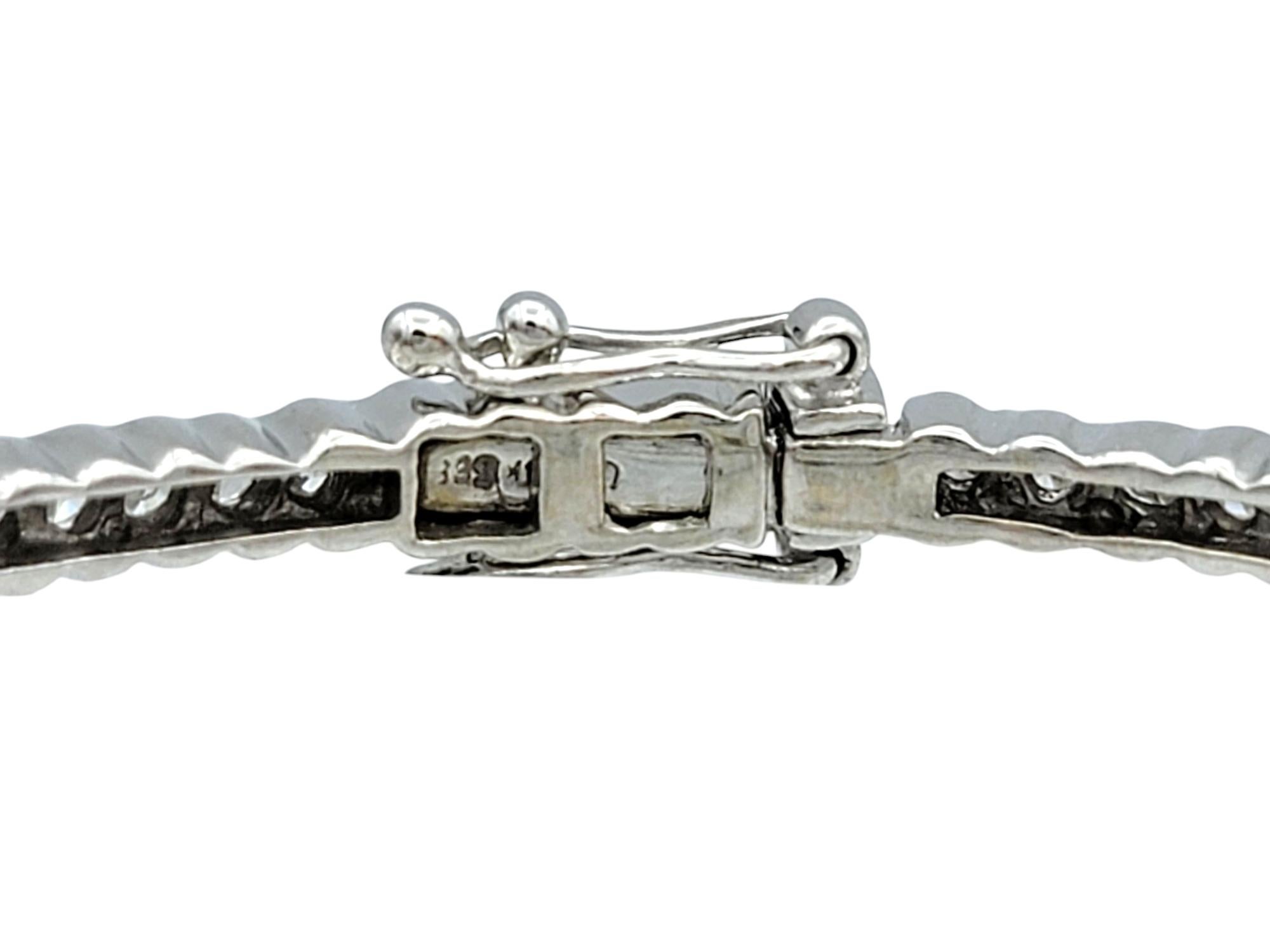 Bracelet à charnière étroite en or blanc 14 carats et pavé de diamants ronds en vente 2
