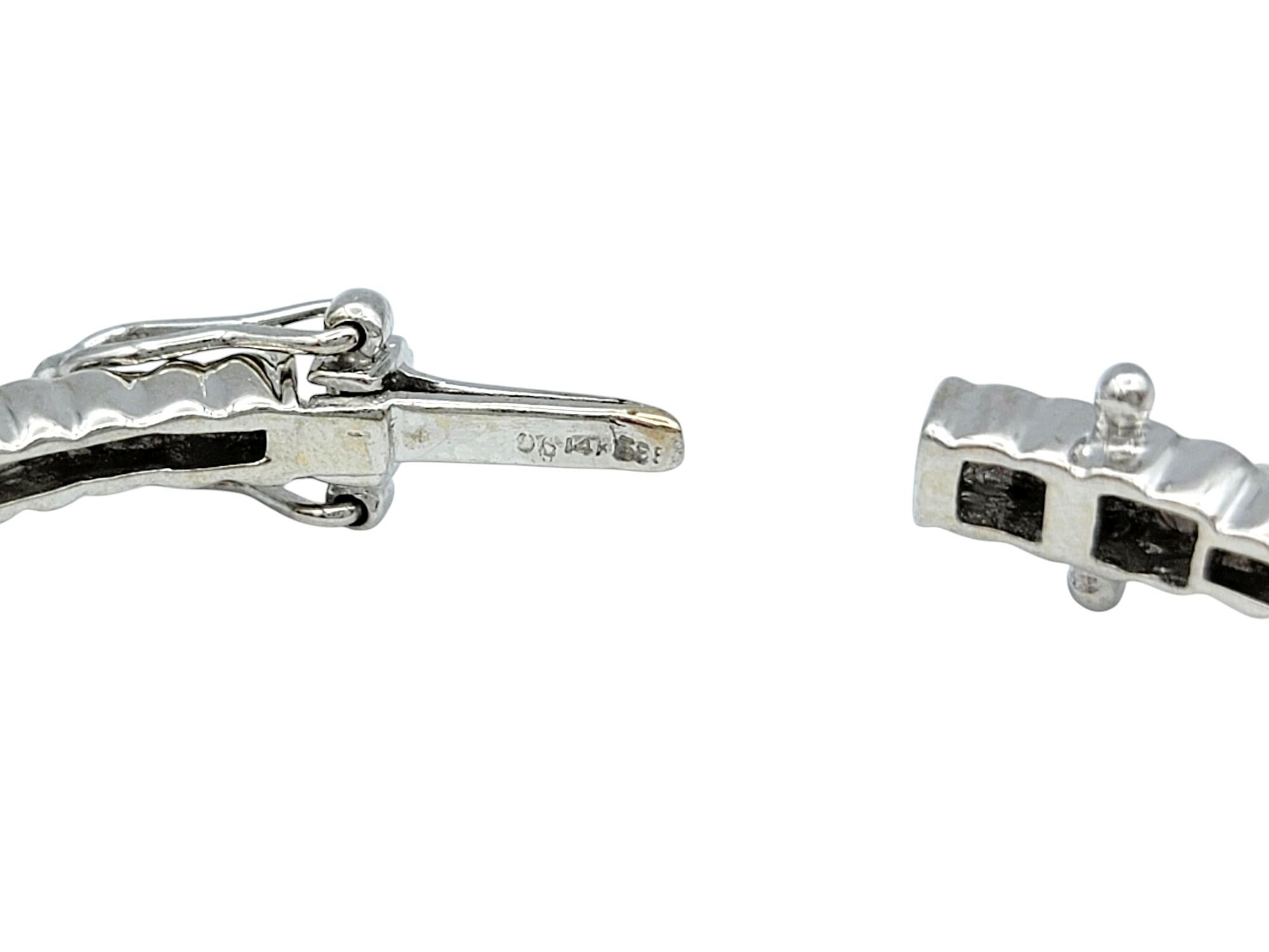 Bracelet à charnière étroite en or blanc 14 carats et pavé de diamants ronds en vente 3