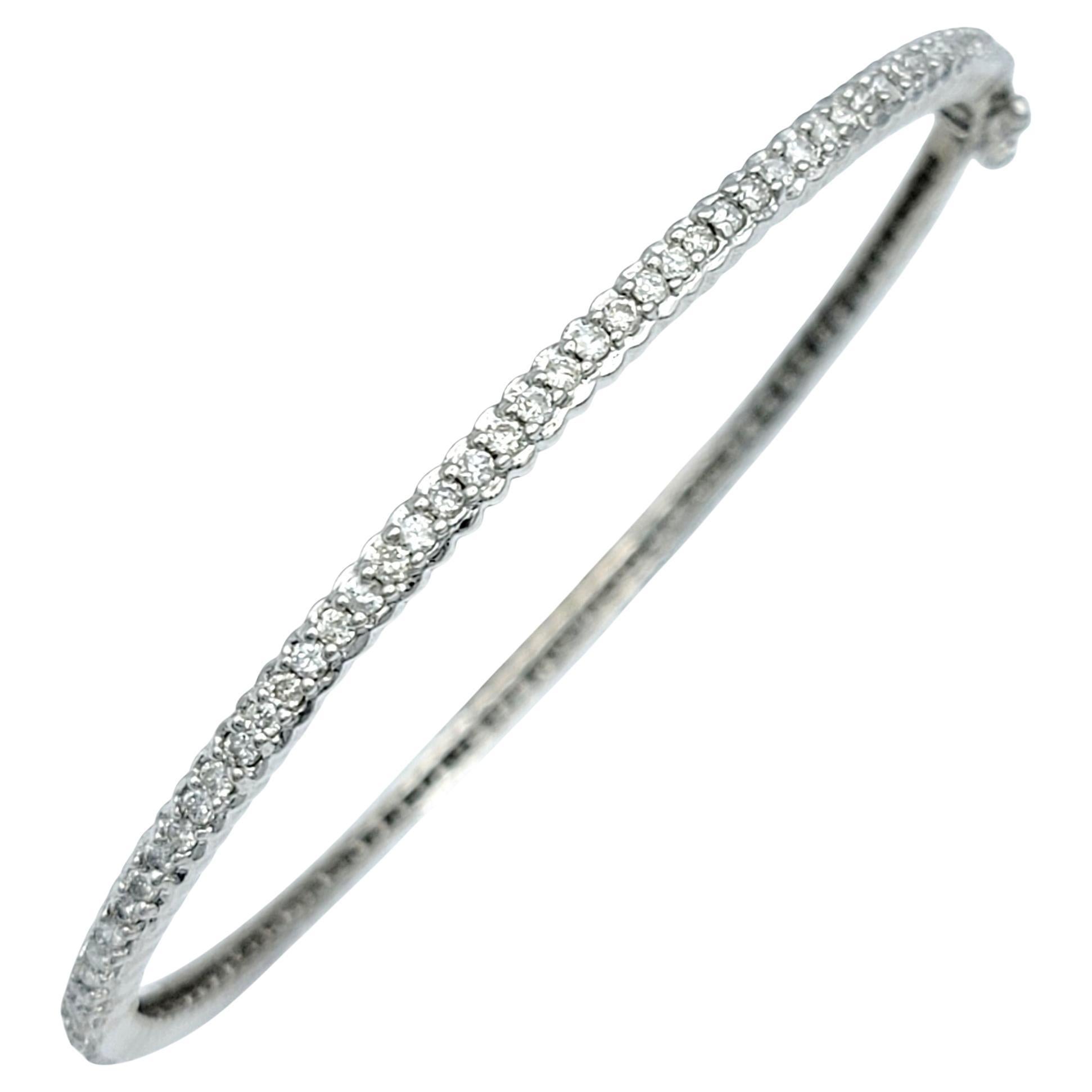 Pulsera estrecha con bisagra de pavé de diamantes redondos en oro blanco pulido de 14 quilates