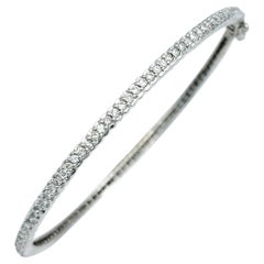 Pulsera estrecha con bisagra de pavé de diamantes redondos en oro blanco pulido de 14 quilates