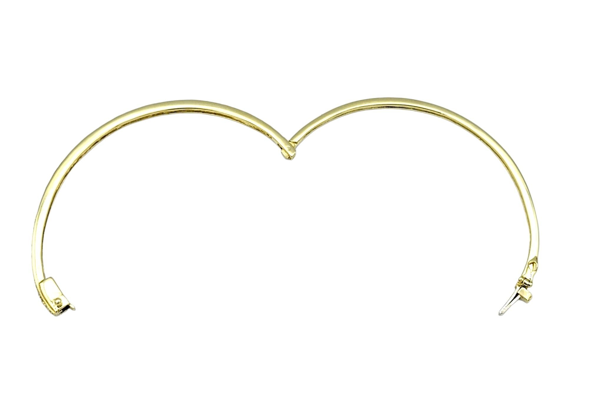 Stapelbarer Armreif aus 18 Karat Gelbgold mit rundem Pave-Diamant und schmalem Scharnier im Zustand „Gut“ im Angebot in Scottsdale, AZ