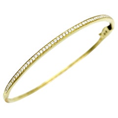Bracelet jonc empilable à charnière étroite en or jaune 18 carats avec diamants ronds pavés