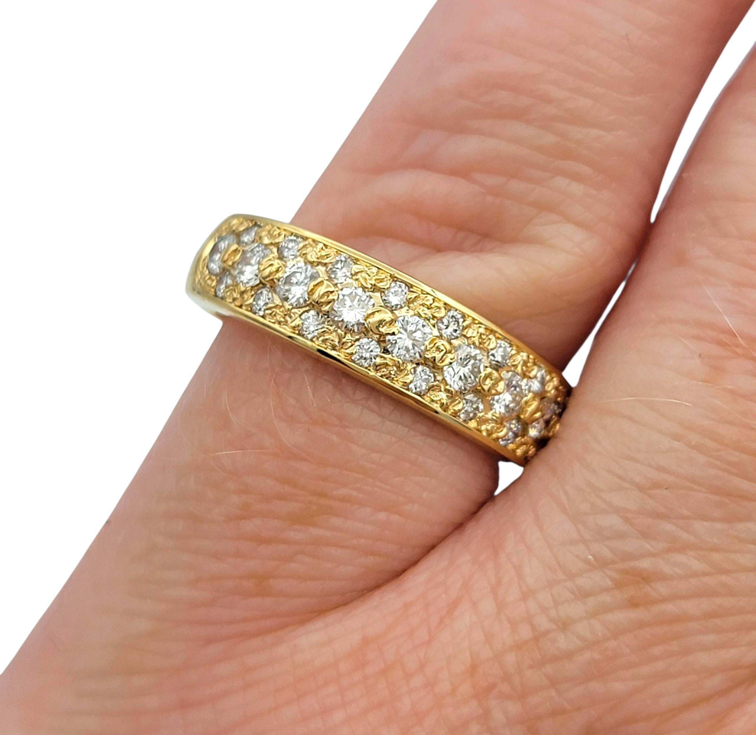 Bague semi-éternelle en or jaune 18 carats pavé de diamants ronds en vente 4