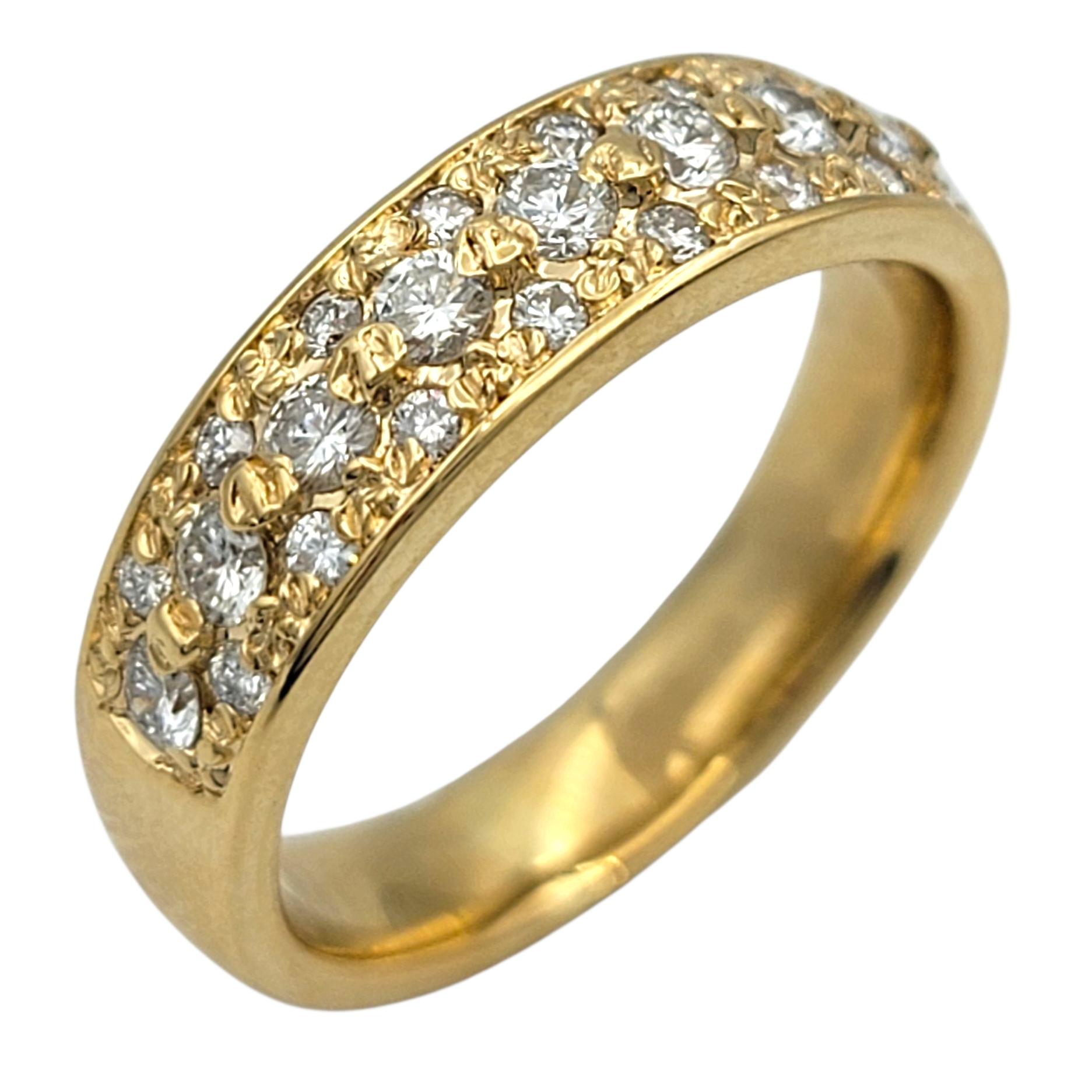 Taille de l'anneau : 5.25

Cette bague à large bande fait une impression audacieuse avec sa surface entièrement incrustée de diamants ronds brillants. Sertis en pavé serré, les diamants créent un champ de scintillement sans faille sur le dessus de