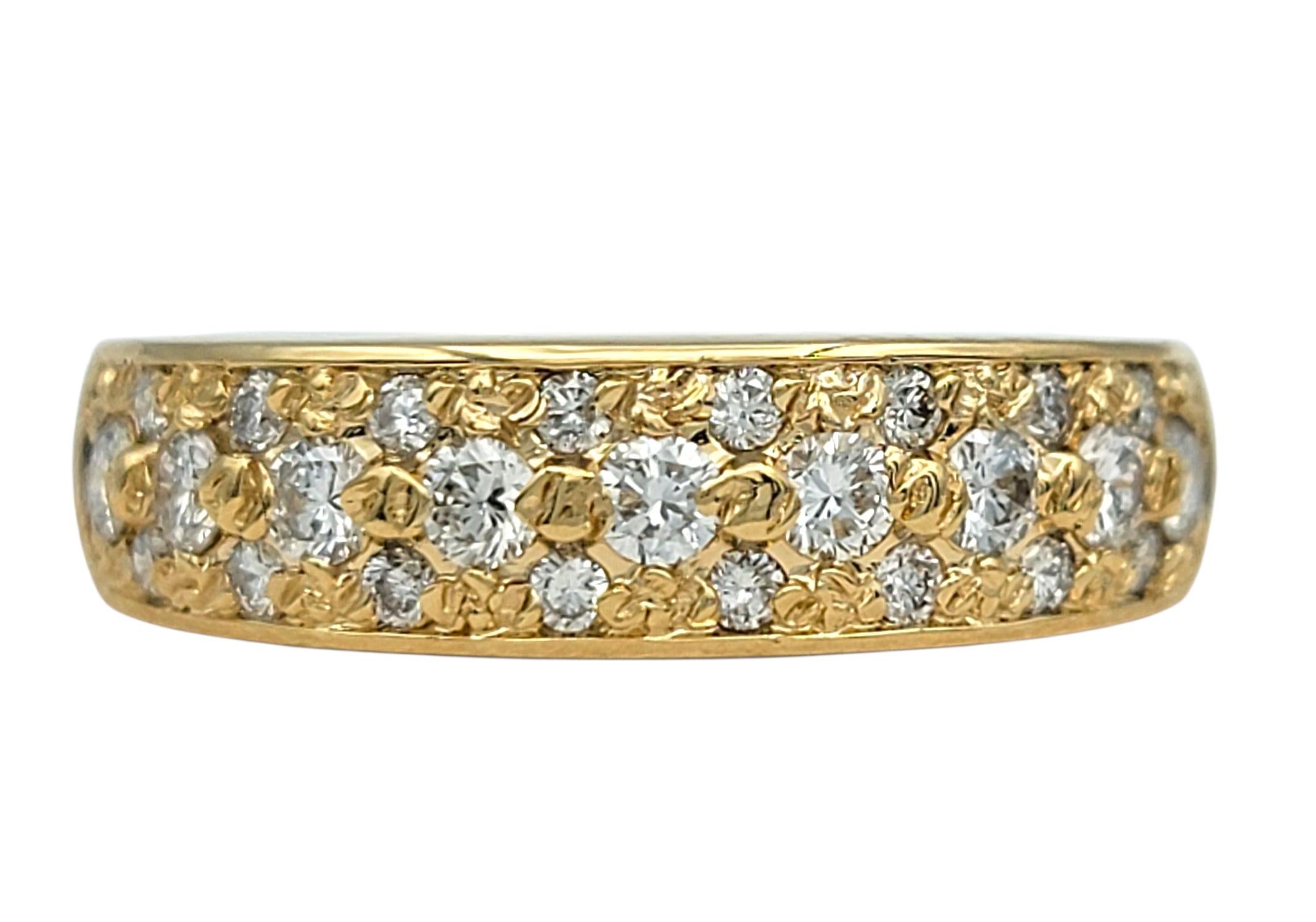 Contemporain Bague semi-éternelle en or jaune 18 carats pavé de diamants ronds en vente