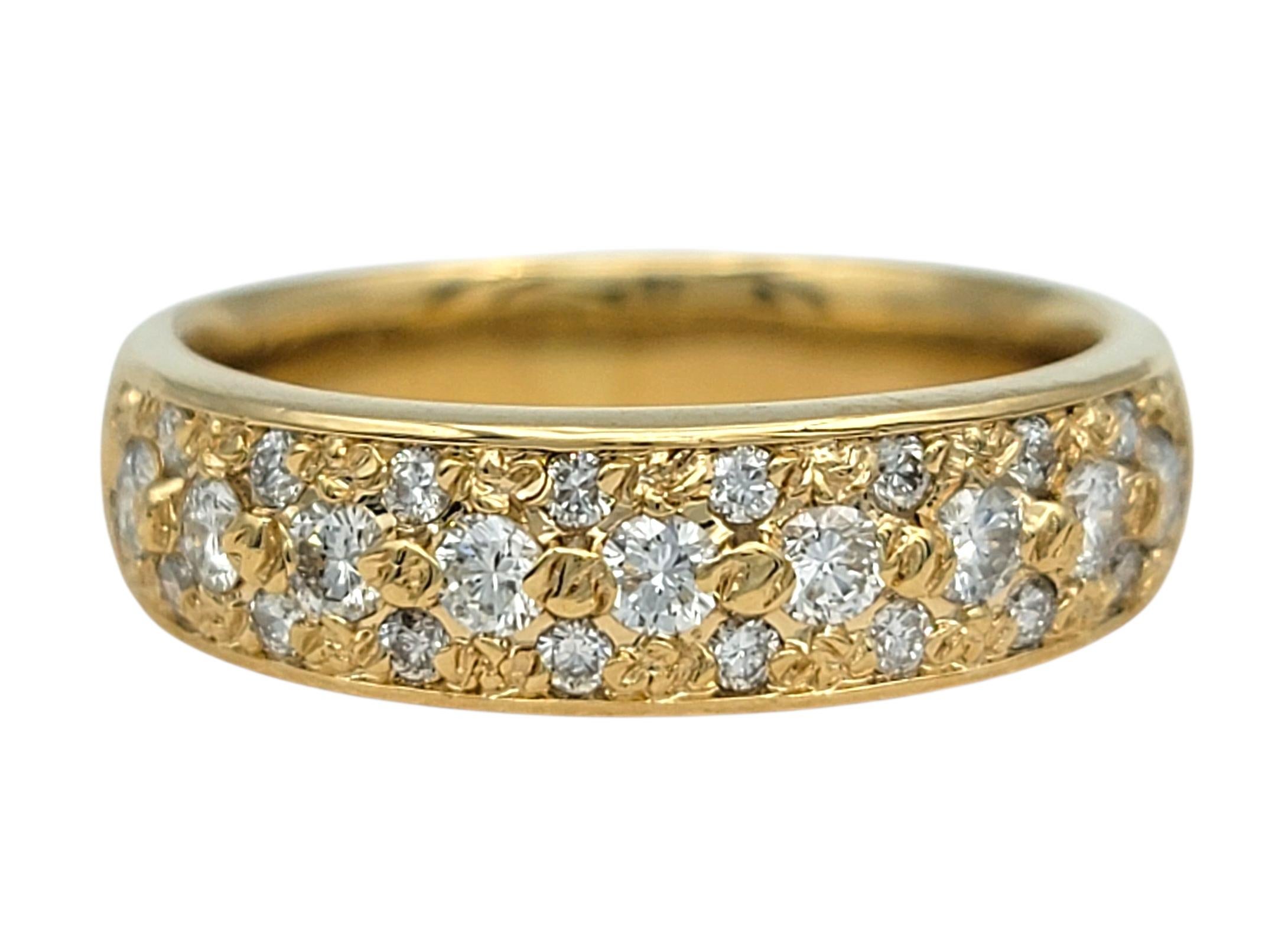 Taille ronde Bague semi-éternelle en or jaune 18 carats pavé de diamants ronds en vente