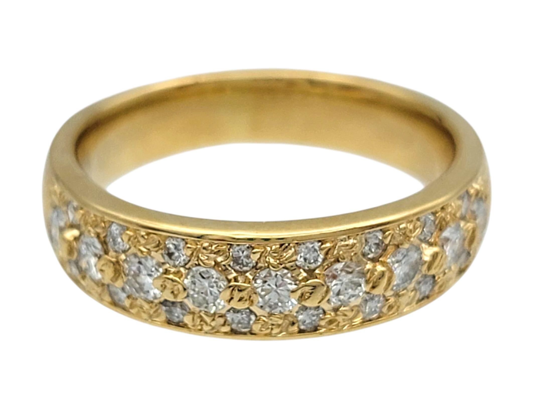 Bague semi-éternelle en or jaune 18 carats pavé de diamants ronds Bon état - En vente à Scottsdale, AZ