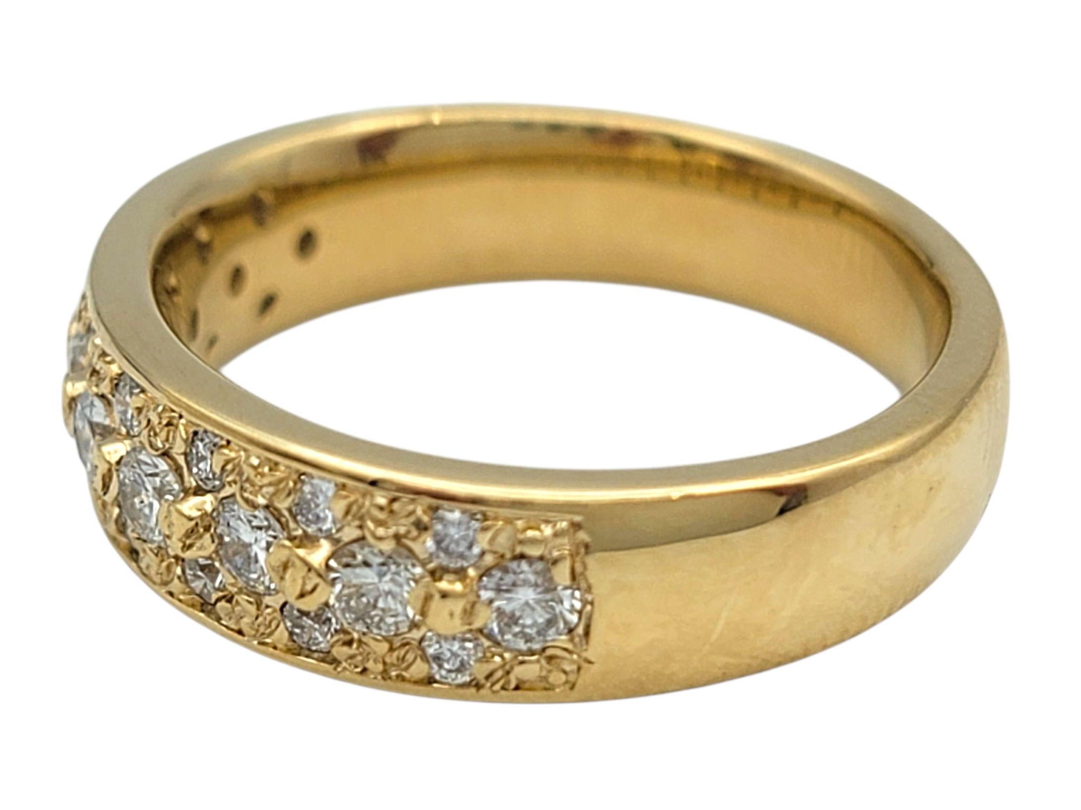Bague semi-éternelle en or jaune 18 carats pavé de diamants ronds Pour femmes en vente
