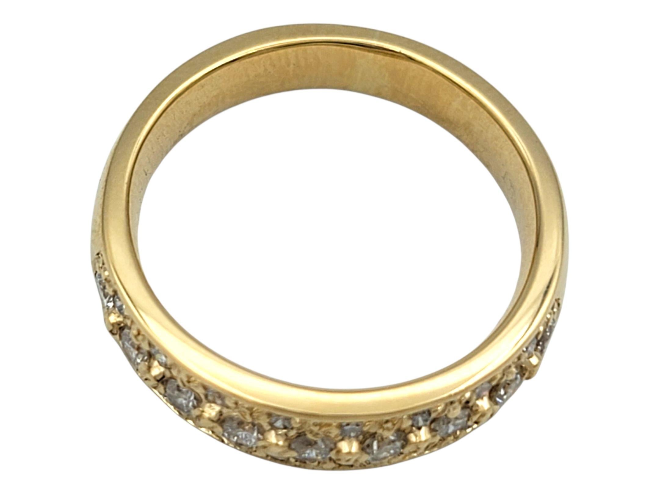 Bague semi-éternelle en or jaune 18 carats pavé de diamants ronds en vente 2